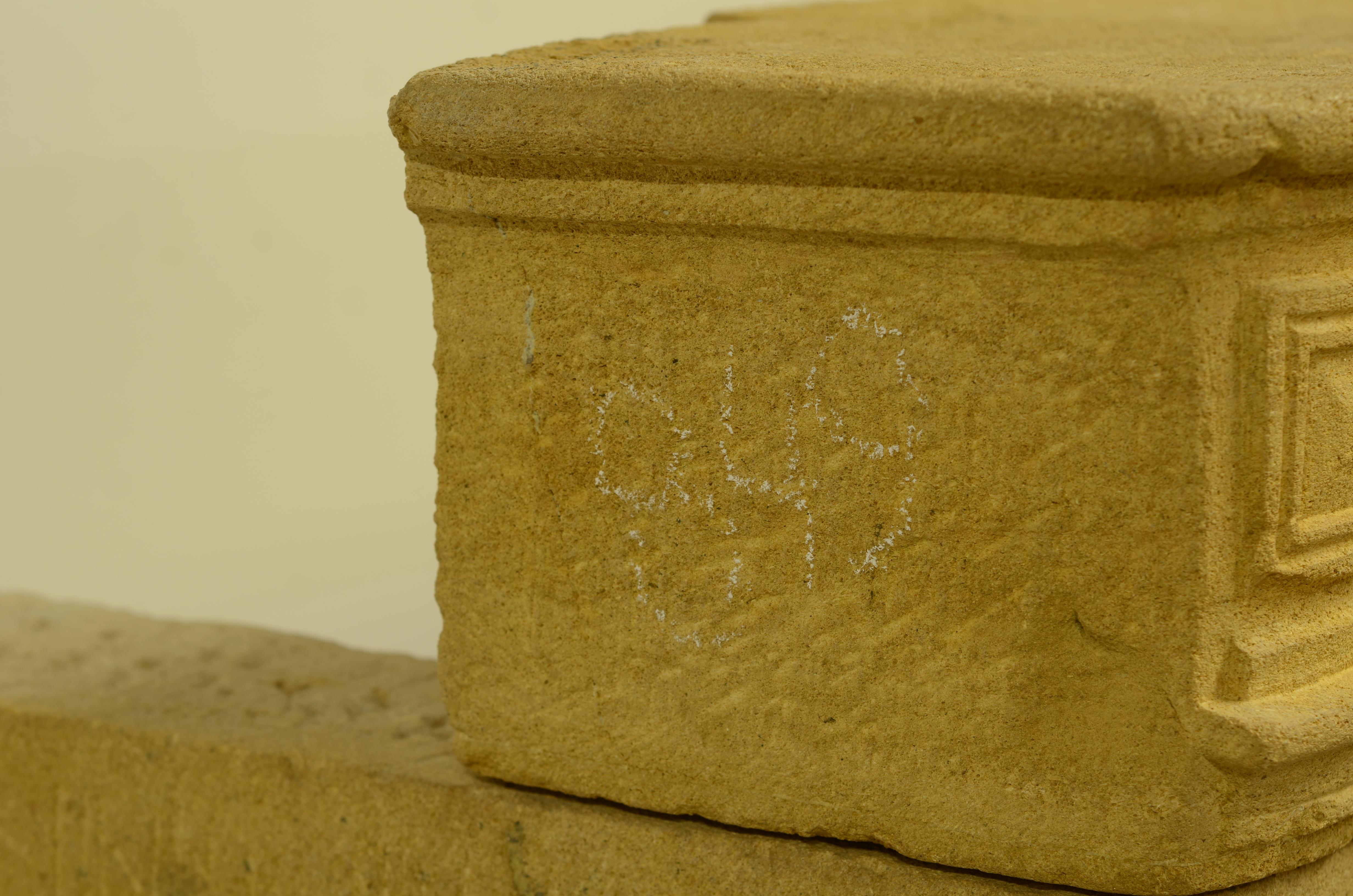Antiker antiker Kalksteinkamin aus Frankreich, 19. Jahrhundert im Angebot 6
