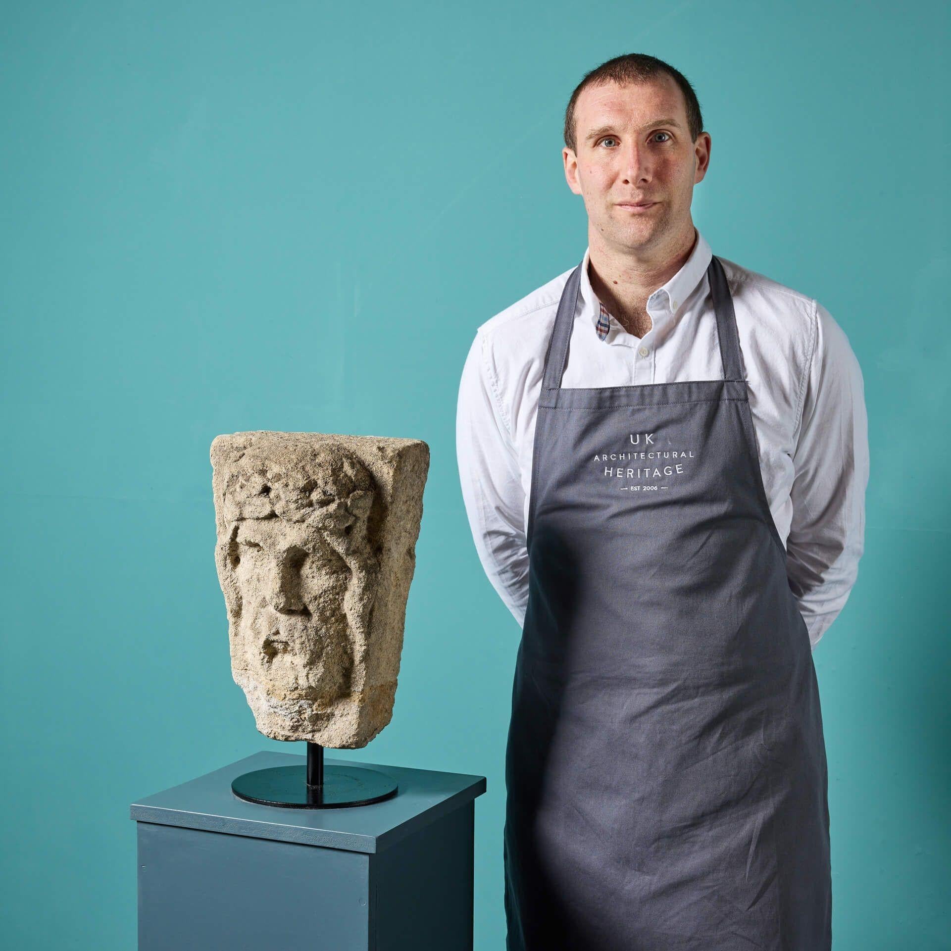 Un'antica chiave di volta in pietra calcarea intagliata di un re inglese, recuperata da un edificio d'epoca nell'East Anglia.

Esposta su un moderno supporto in acciaio con un'elegante finitura nera, questa chiave di volta è un'impressionante