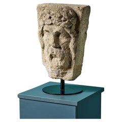 Antica chiave di volta in pietra calcarea di un re inglese