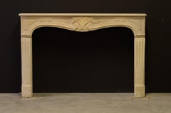 Cheminée ancienne Louis XV en pierre calcaire