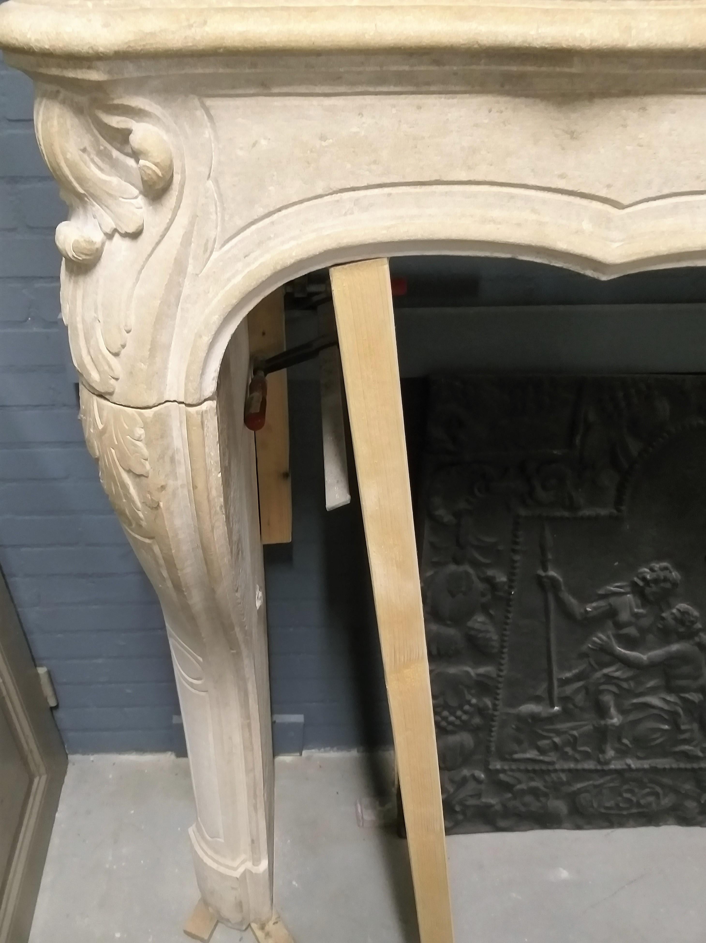 This classically proportioned and elegantly detailed mantel is decorated with palmette-florals in the frieze and the frieze-ends.
Made out of the 'Pierre de Bourgogne', Region Côte-d'Or. Good condition, no restorations, nice patina.
The French