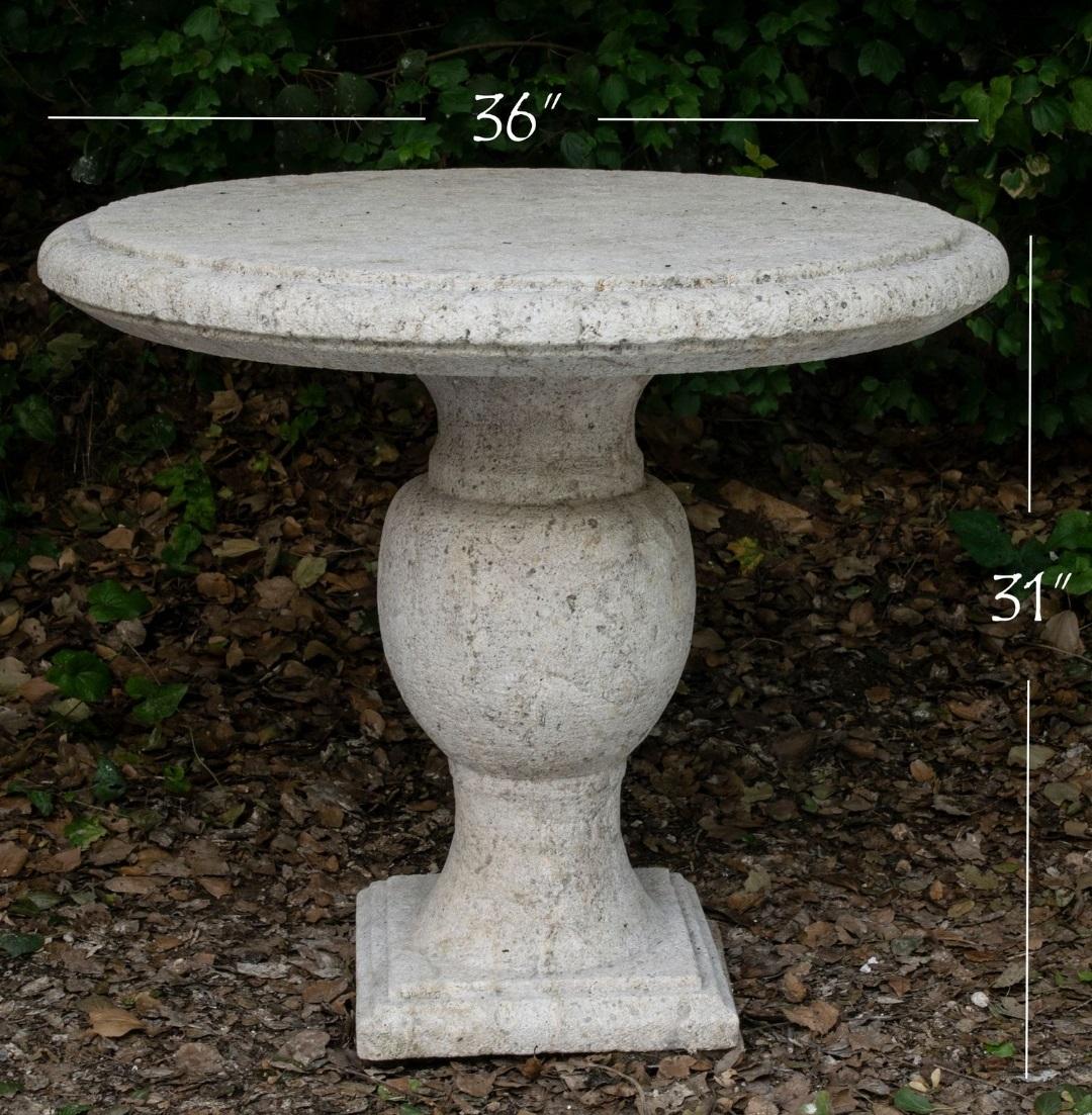 Cette jolie table ronde fait partie d'un ensemble de 7 tables en pierre calcaire récupérées dans un bâtiment de la ville.  Villa italienne privée avant rénovation. Nous adorons la texture, la couleur et la patine en détresse de cette beauté