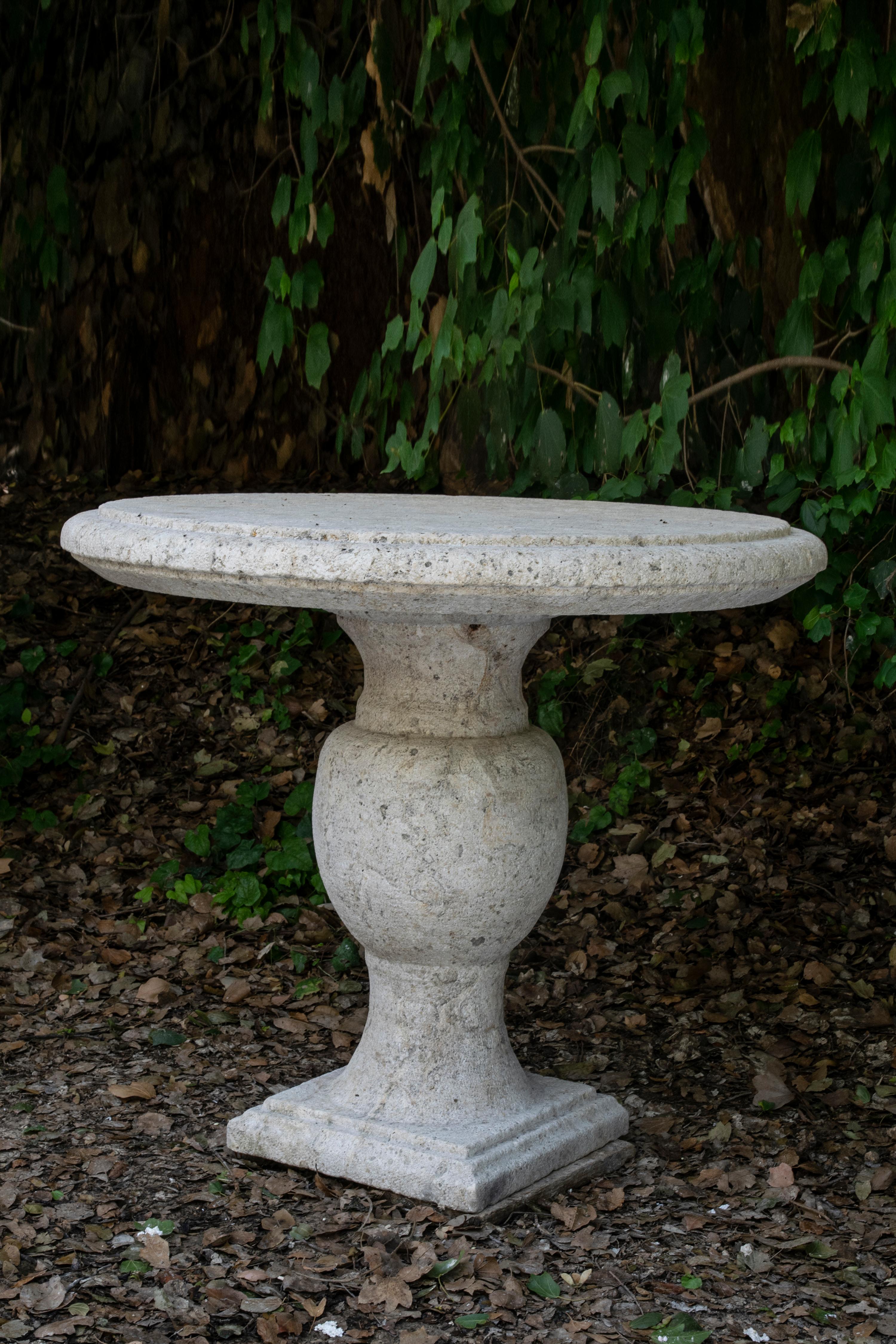 Sculpté à la main Table antique en pierre calcaire - Ancienne table en pierre en vente