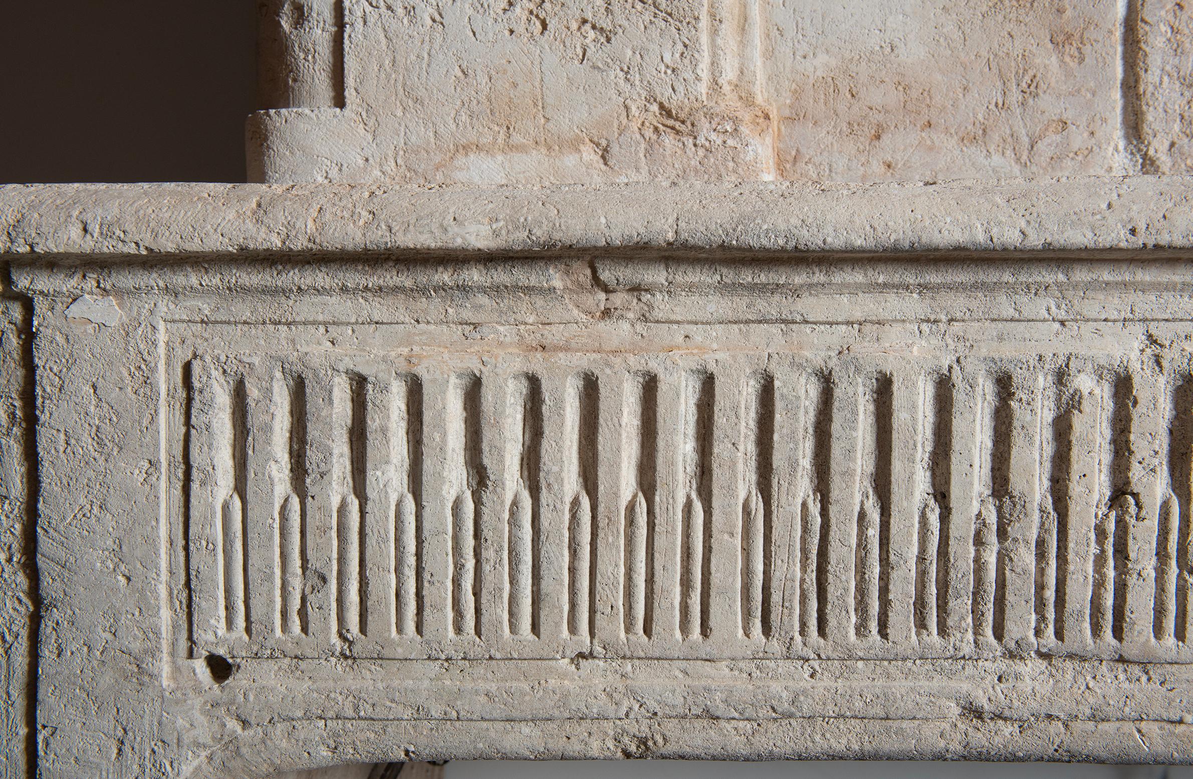 Antike Kalkstein Trumeau Kamin Kaminsims (Französisch) im Angebot