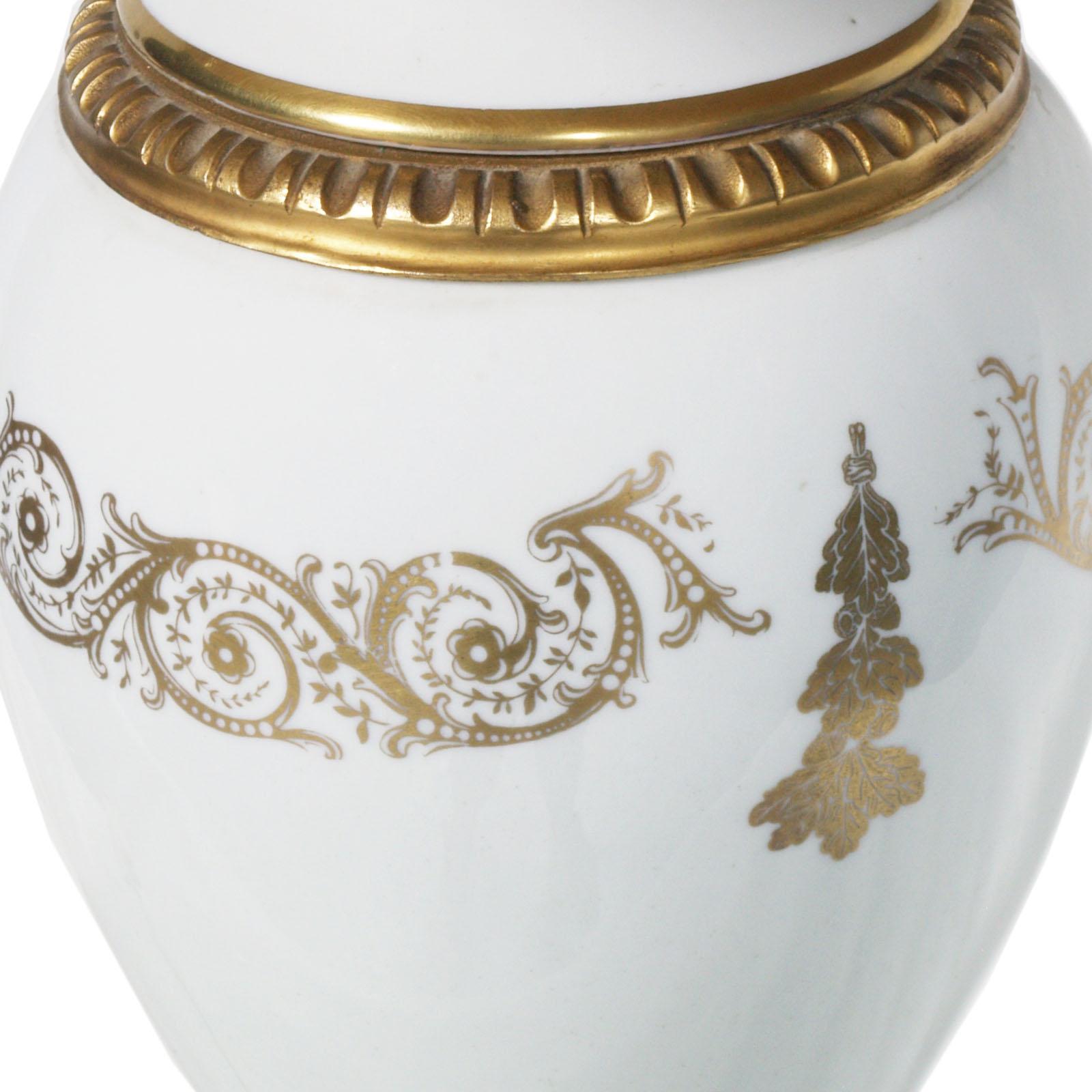 Lampe de bureau ancienne en porcelaine biscuit de Limoges décorée d'une base en or et en bronze doré en vente 1