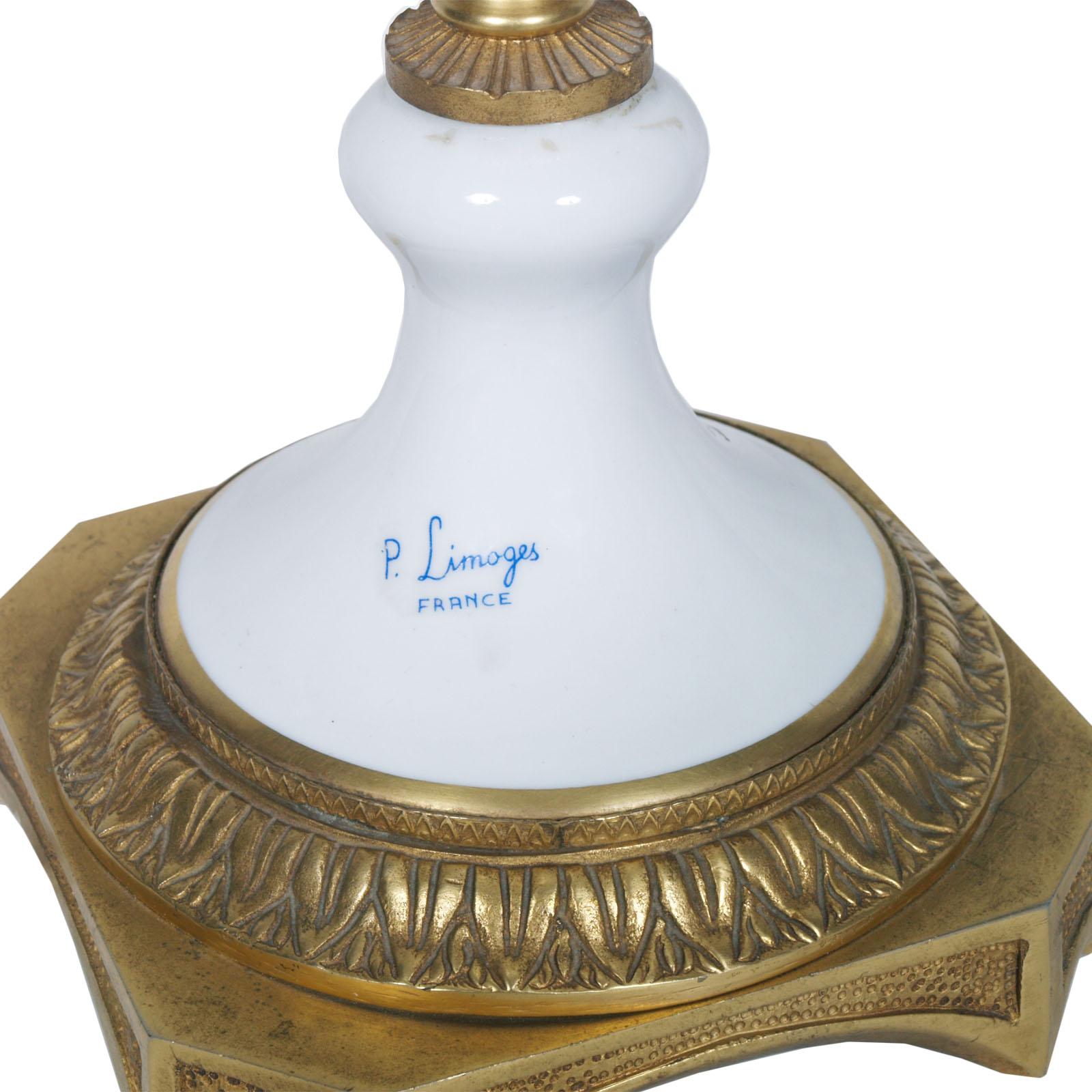 Lampe de bureau ancienne en porcelaine biscuit de Limoges décorée d'une base en or et en bronze doré en vente 2