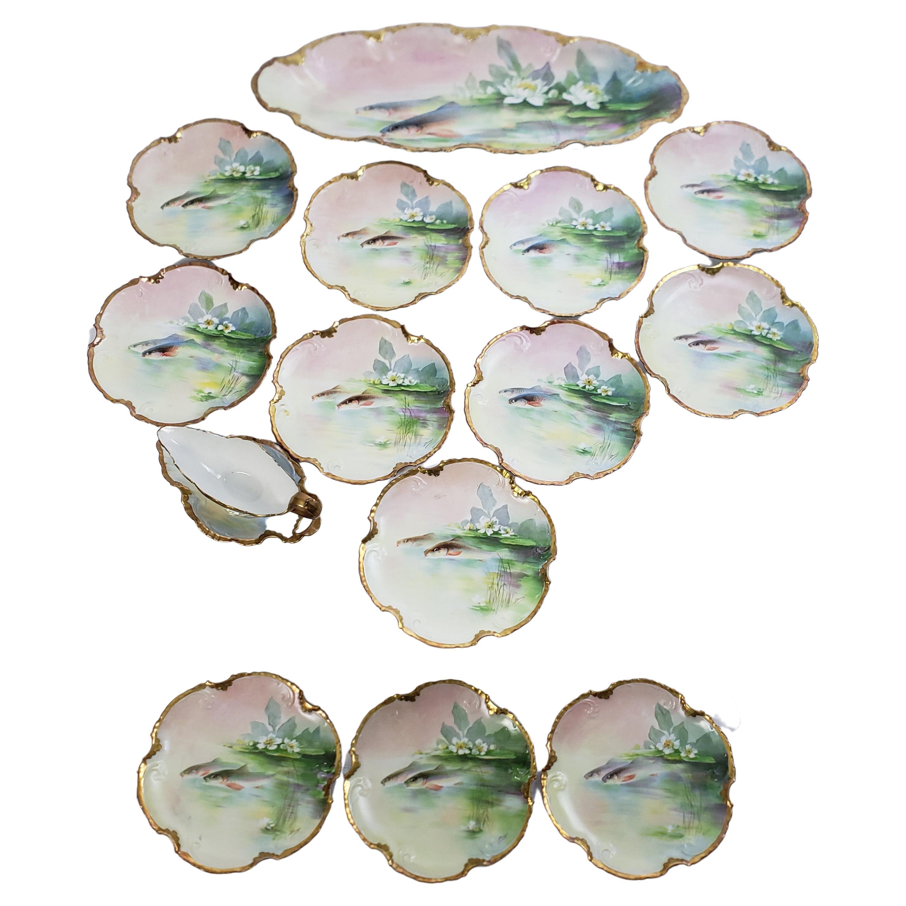 Antiguo juego de pescado pintado a mano de Limoges con fuente y salsera a juego