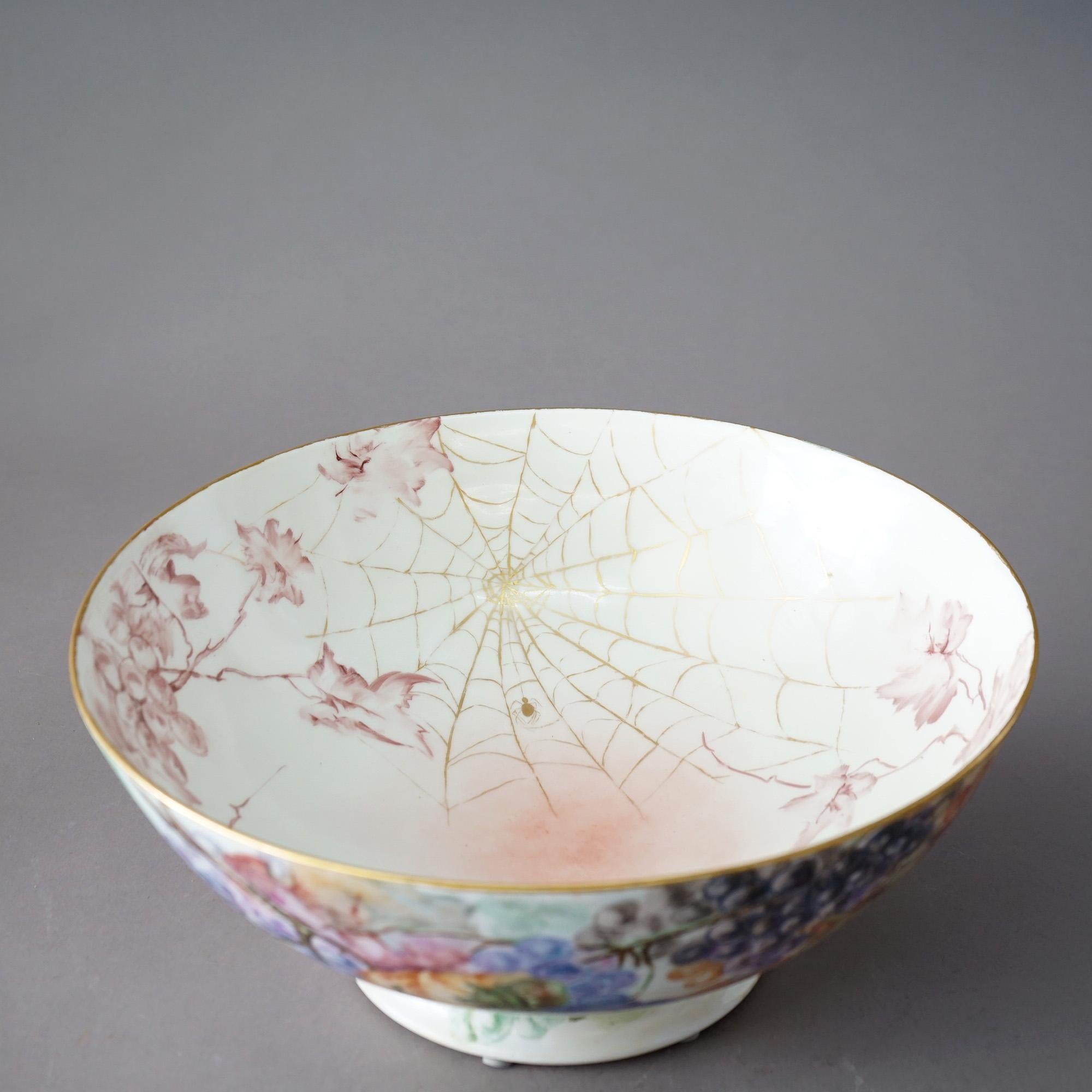 Porcelaine Bol ancien en porcelaine de Limoges peint à la main, à motifs floraux, de raisins et d'araignées, C1900 en vente