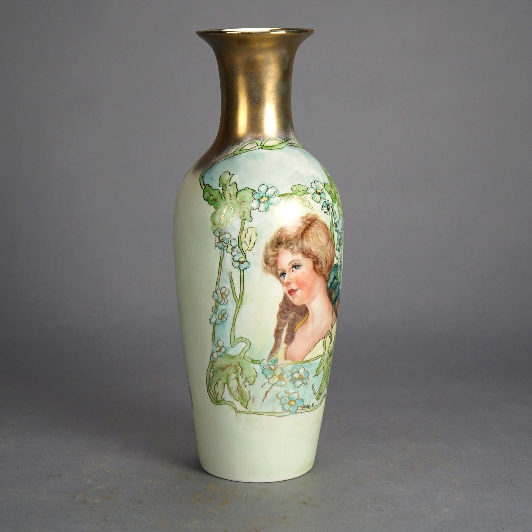 Vase ancien en porcelaine de Limoges peint à la main et doré avec une jeune femme et des fleurs, c1910

Dimensions : 16,75''H x 6''L x 6''P