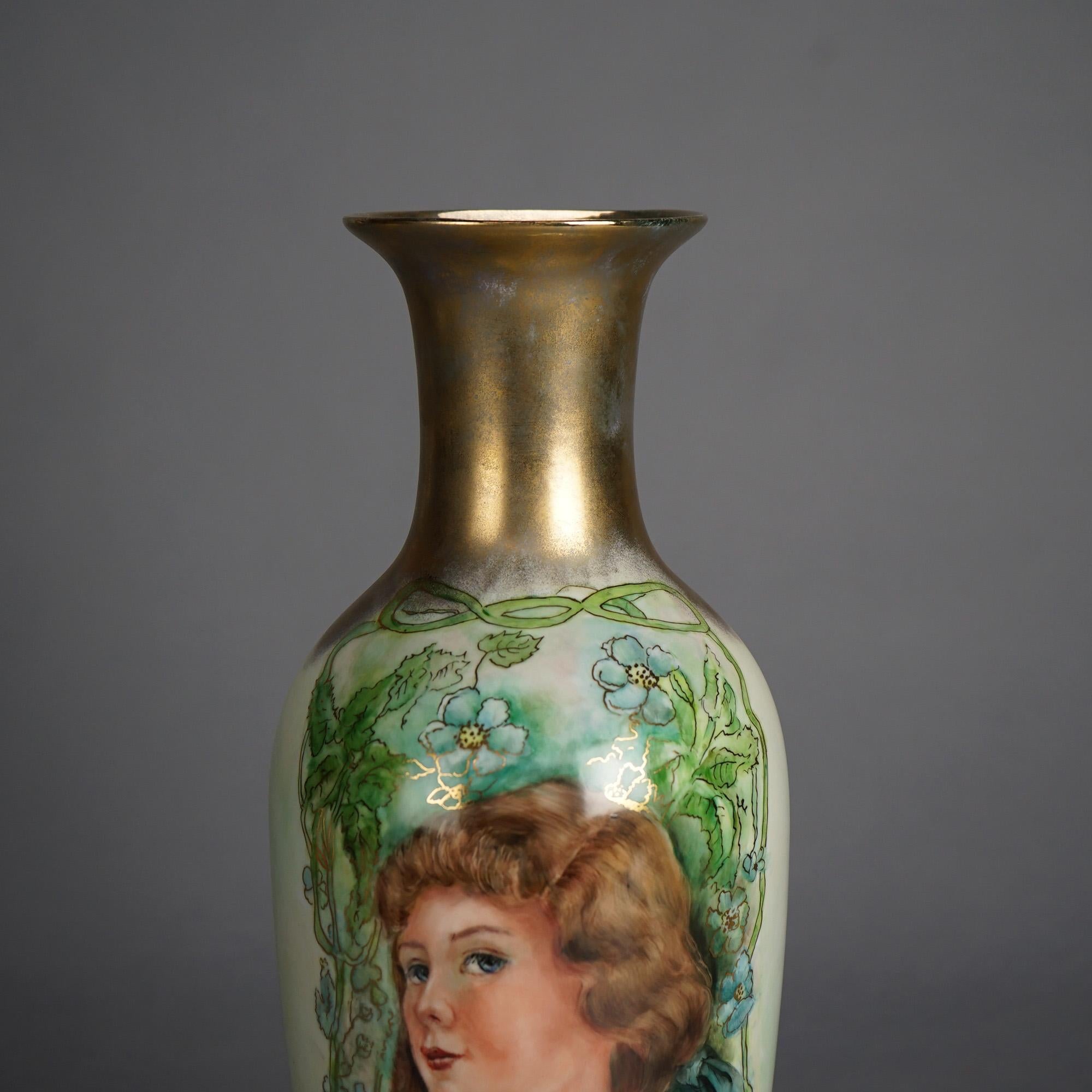 Peint à la main Vase portrait ancien de Limoges peint à la main et doré, jeune femme, vers 1910 en vente