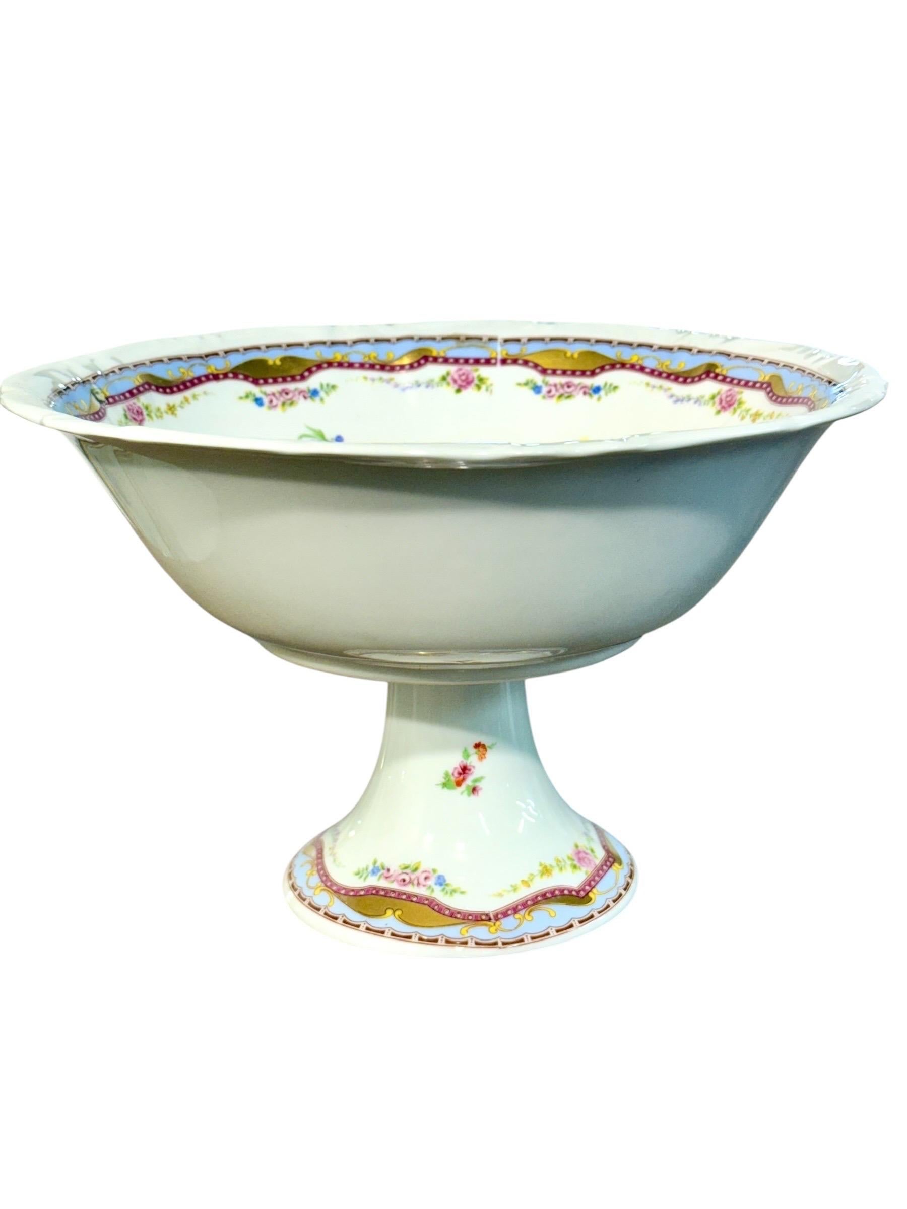 Dieses exquisite Kompott aus Limoges-Porzellan ist ein herausragendes Beispiel französischer Dekorationskunst, das für seine Raffinesse und seinen zeitlosen Charme bekannt ist. Das auf einem ausgestellten runden Fuß stehende Stück öffnet sich zu