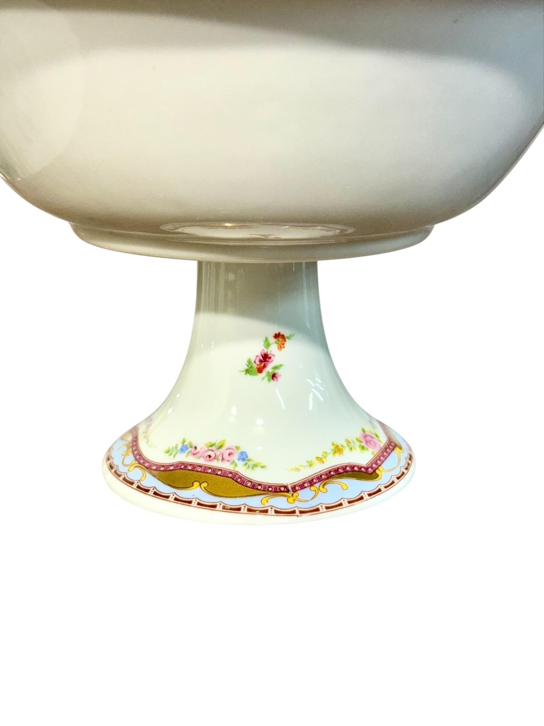 Antike Limoges-Porzellan-Sockelkompott mit handgemalten Blumenmotiven (Französisch) im Angebot