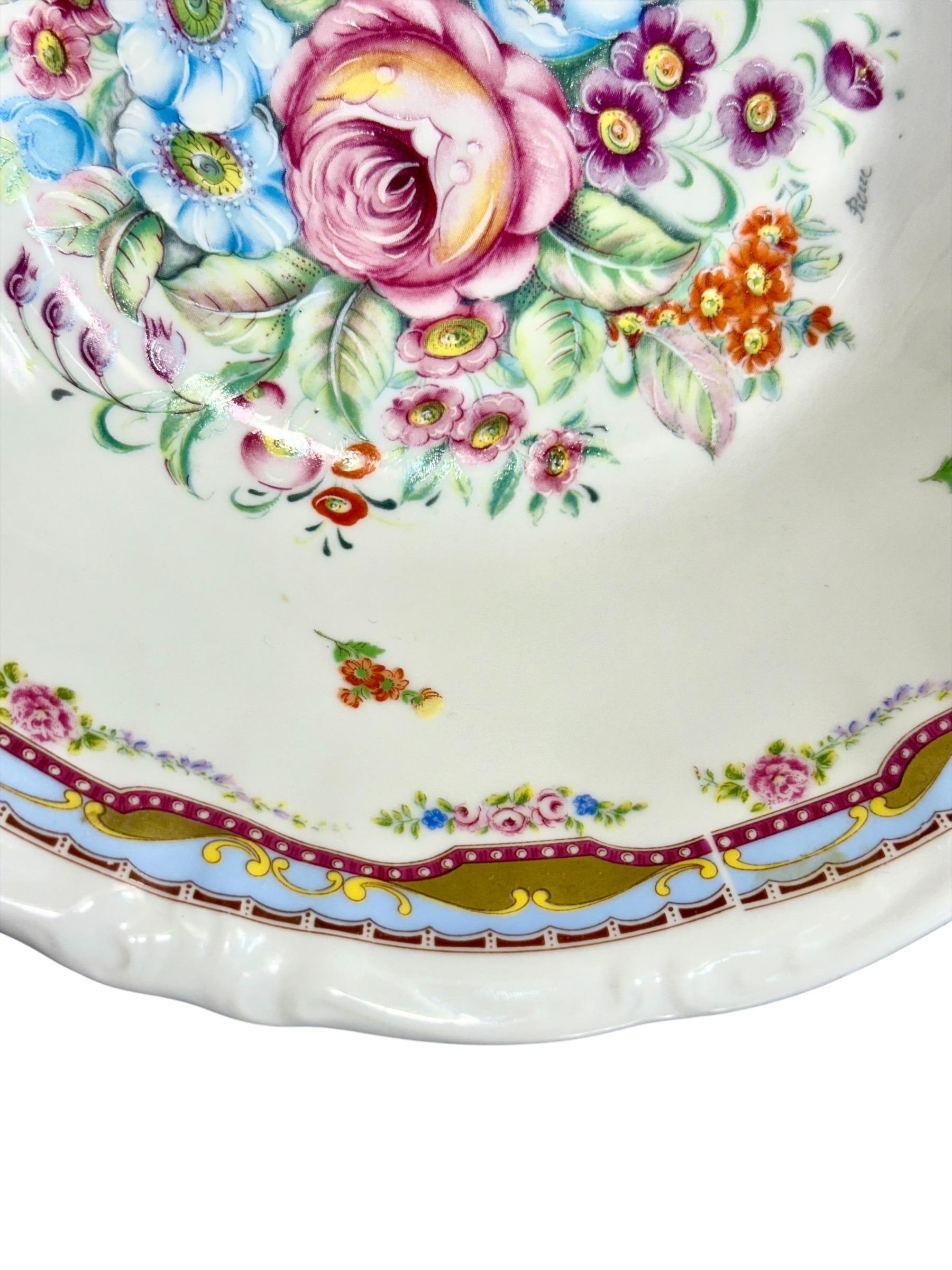 Antike Limoges-Porzellan-Sockelkompott mit handgemalten Blumenmotiven im Zustand „Gut“ im Angebot in LA CIOTAT, FR