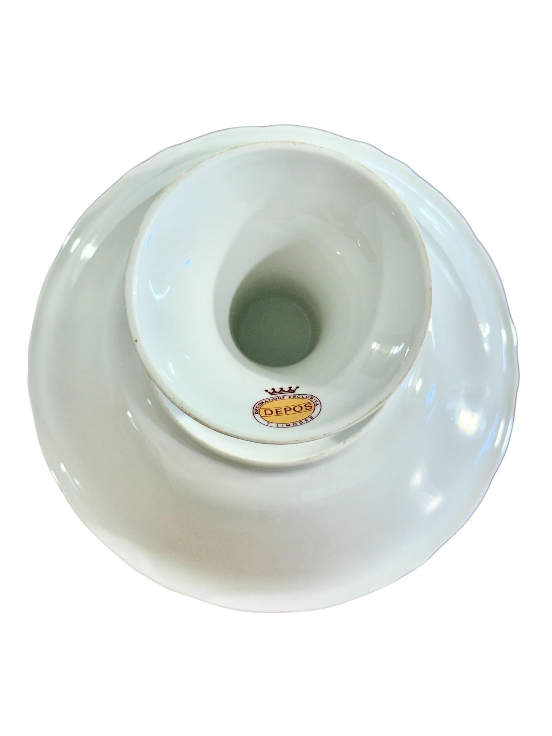 Antike Limoges-Porzellan-Sockelkompott mit handgemalten Blumenmotiven im Angebot 1