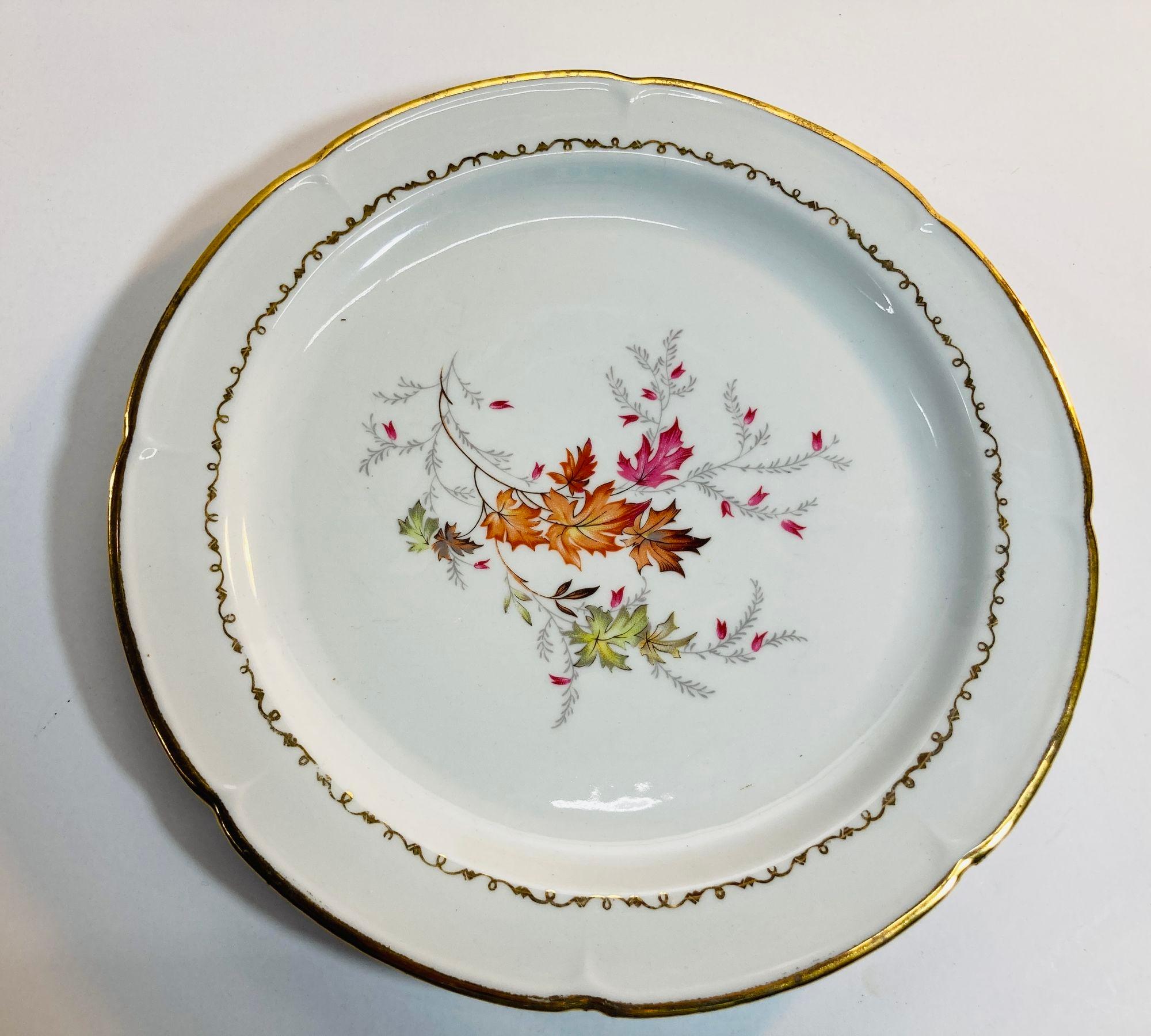 Antiguo Plato de Porcelana de Limoges Coleccionable Hecho a Mano en Francia Años 40 en Bueno estado para la venta en North Hollywood, CA