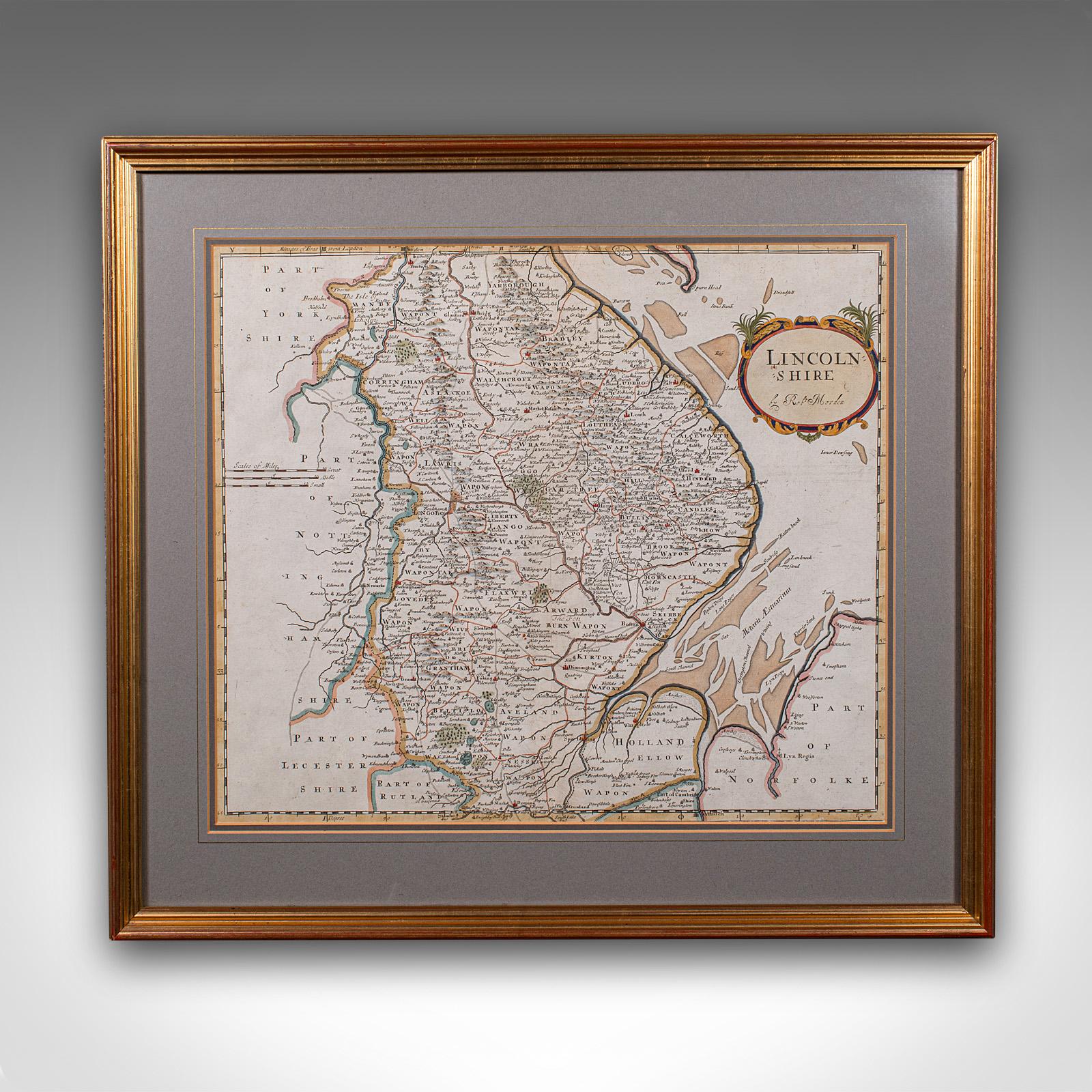 Il s'agit d'une belle carte ancienne du comté de Lincolnshire. Gravure anglaise encadrée, datant de l'époque victorienne et plus tard, vers 1900. 

Superbe reproduction cartographique réalisée à l'origine par Robert Morden à la fin du XVIIe siècle.