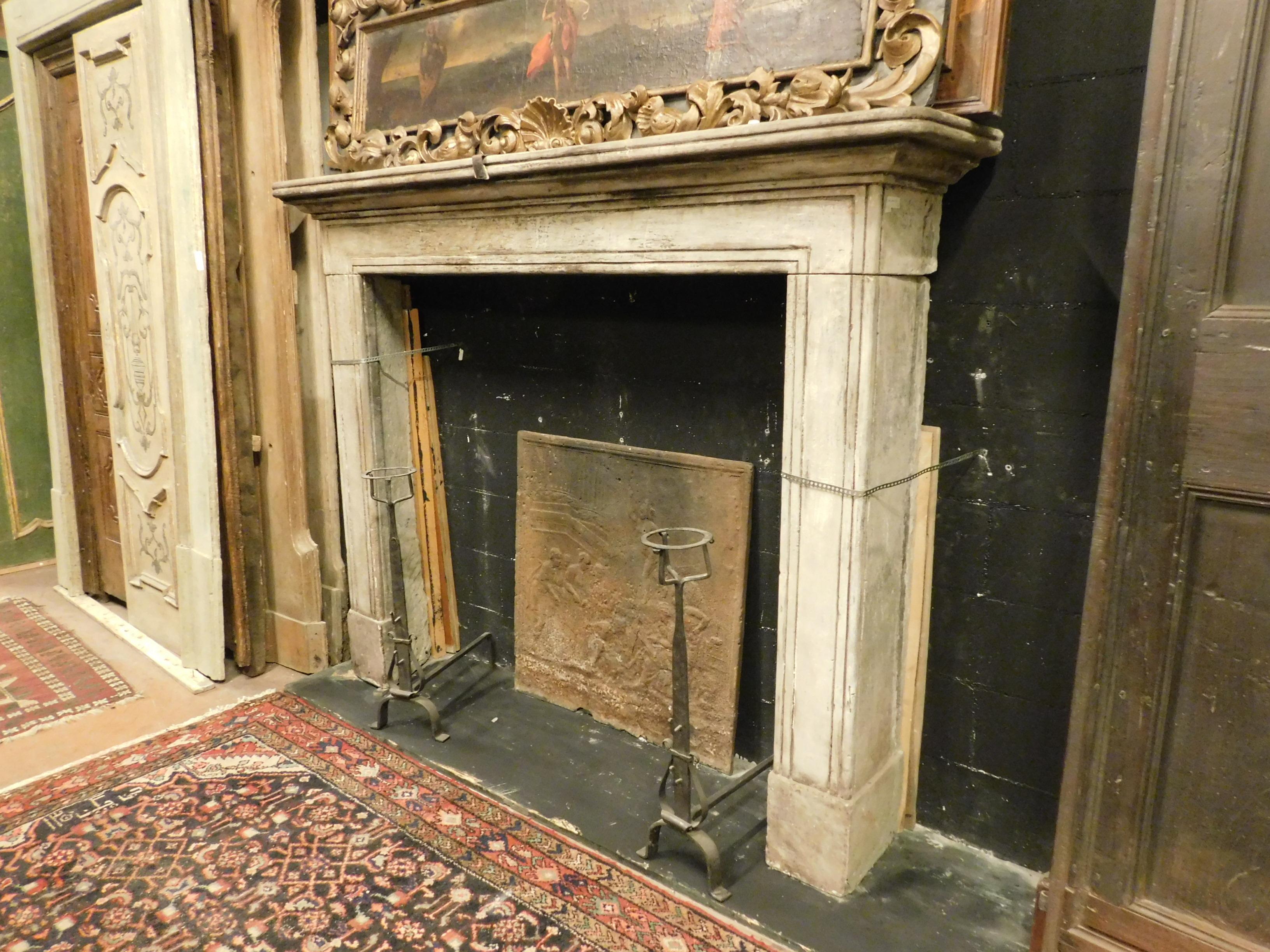 Antique Linear Gray Stone Fireplace Mantel, 18th Century, Italy In Good Condition In Cuneo, Italy (CN)