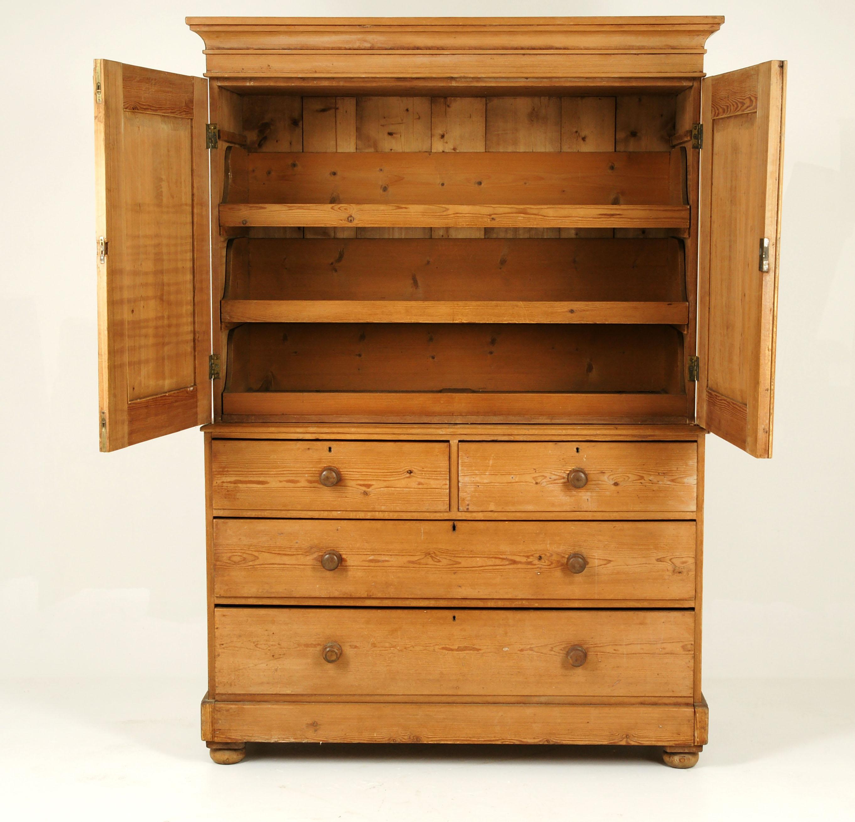 Antique linen press, antique dresser, Victorian, Scotland, 1870, antique furniture

Scotland, 1870
Solid pine
Flared cornice above
Pair of paneled doors
Inside with three original pine slide out shelves
Base has two short dovetailed drawers