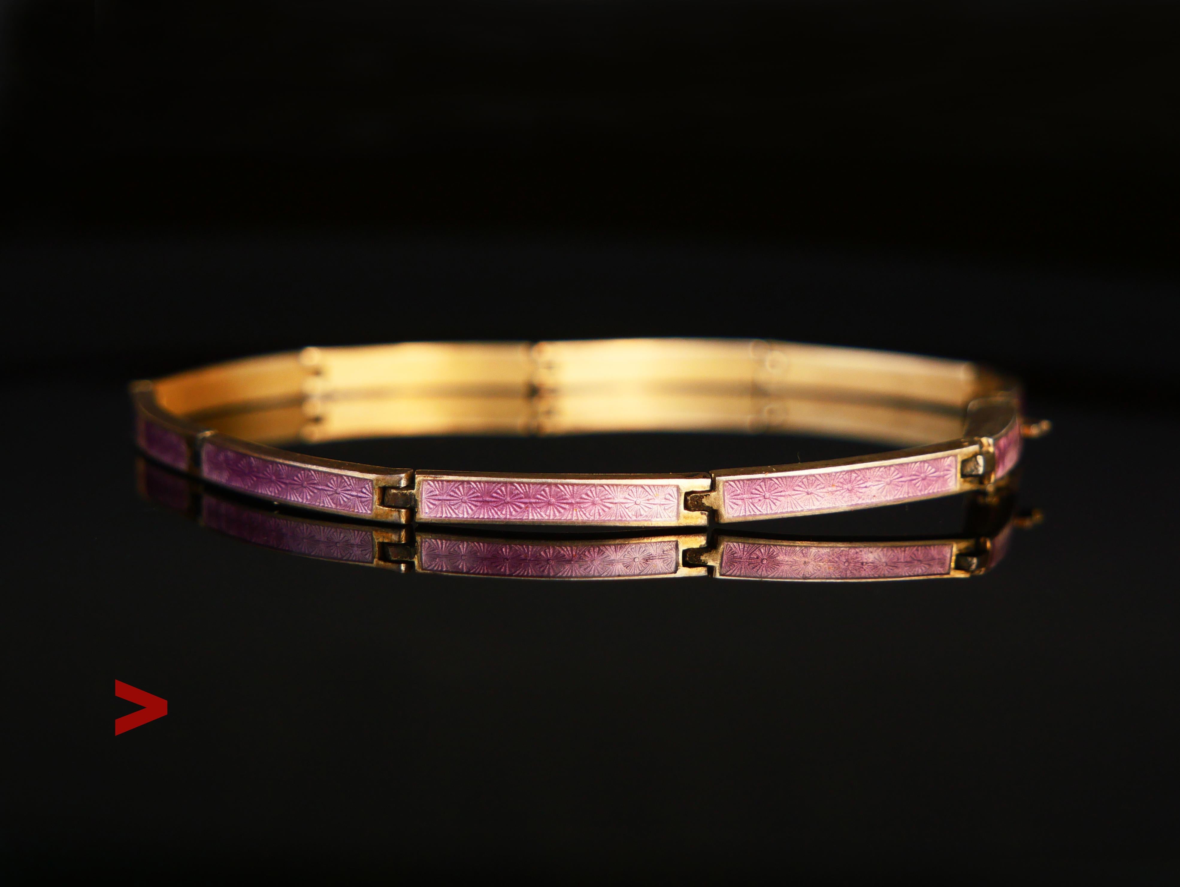 Antico bracciale europeo in argento dorato e smalto rosa - realizzato all'incirca all'inizio del XX secolo. Punzonato 935 e marchi della dogana svedese  conferma la finezza della lega d'argento. Serratura a V originale con chiusura ermetica.