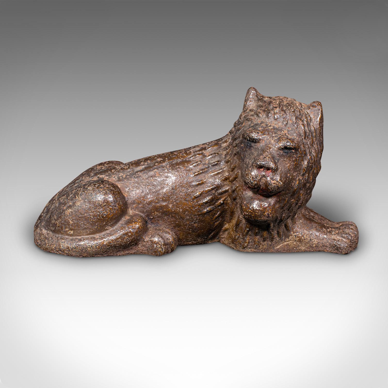 Dies ist ein charmanter antiker Löwe Türstopper, ein englischer Gusseisen figurative Türwächter, aus der frühen viktorianischen Zeit, ca. 1850. Dieser charaktervolle Türstopper, der an heraldische Formen erinnert, besticht durch seine zeitgemäße