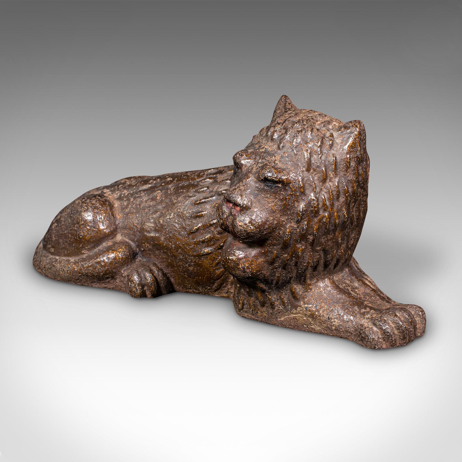 Antiker Löwen-Türstopper, englischer figurativer gusseiserner Türbehälter, viktorianisch, 1850 (Frühviktorianisch) im Angebot