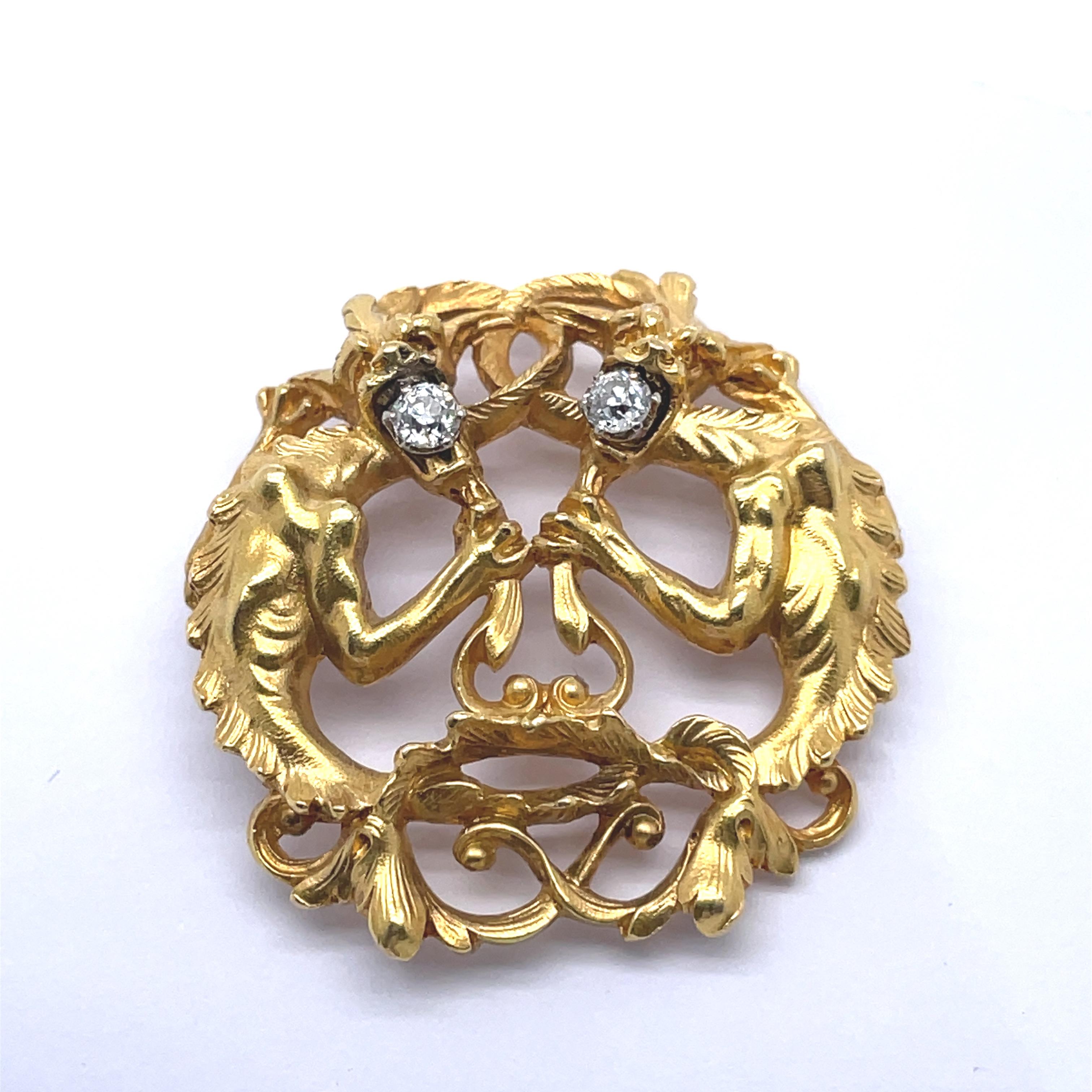 Antique Lion Gargoyle Brooch, 18K Yellow gold, 0.2CT Old Mine Diamonds brooch In Excellent Condition For Sale In Ramat Gan, IL