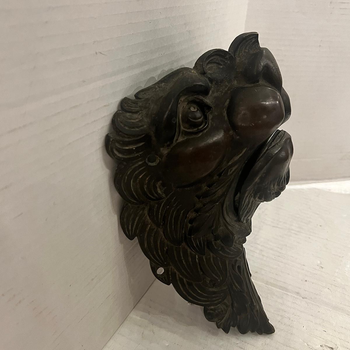 Patinato Testa di leone antica in vendita