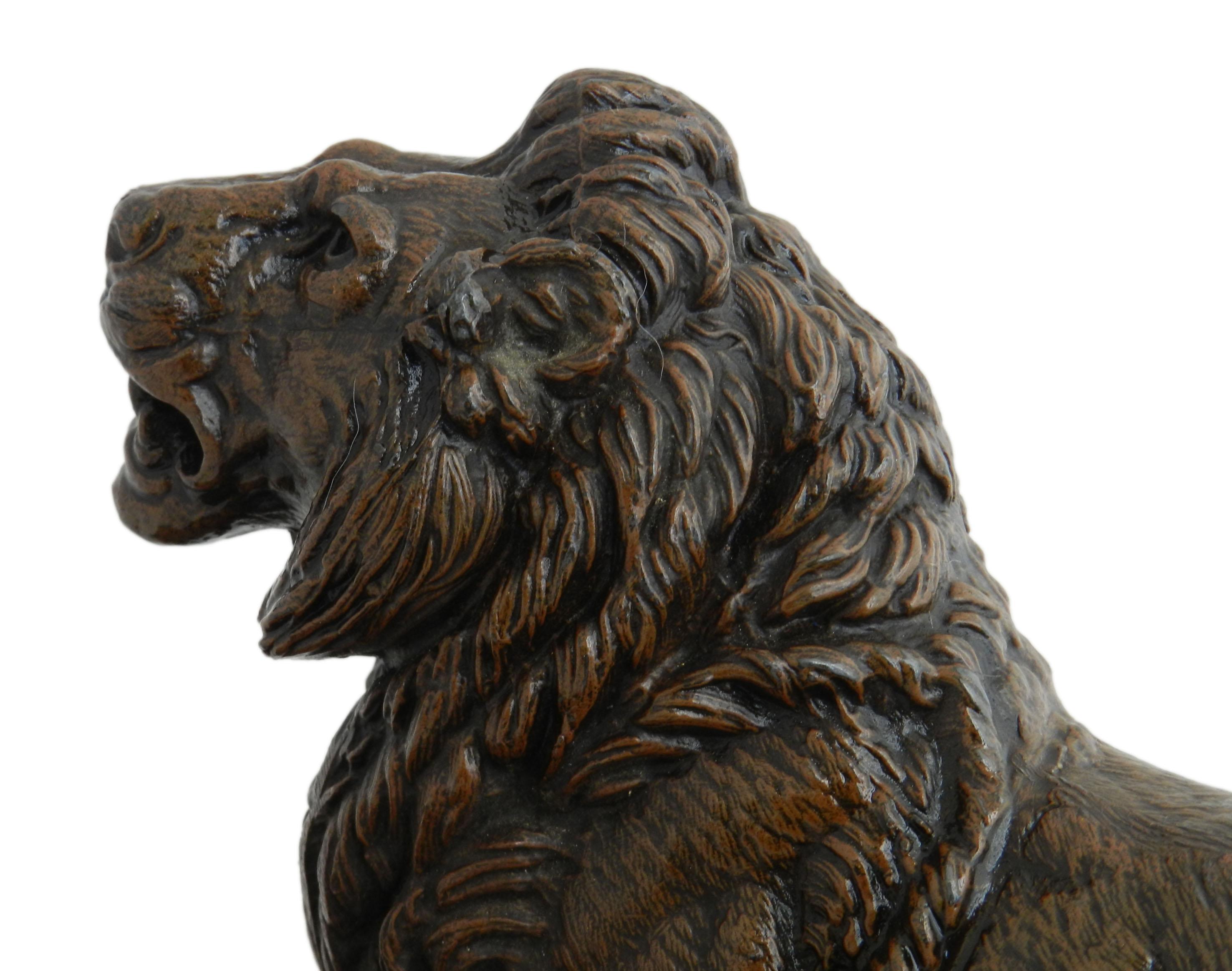 Antike Lion Tintenfass Schreibtisch Tintenstand Französisch c1890
Hübscher Löwe
Bronze 
Guter Zustand mit geringen Gebrauchsspuren für sein Alter.



