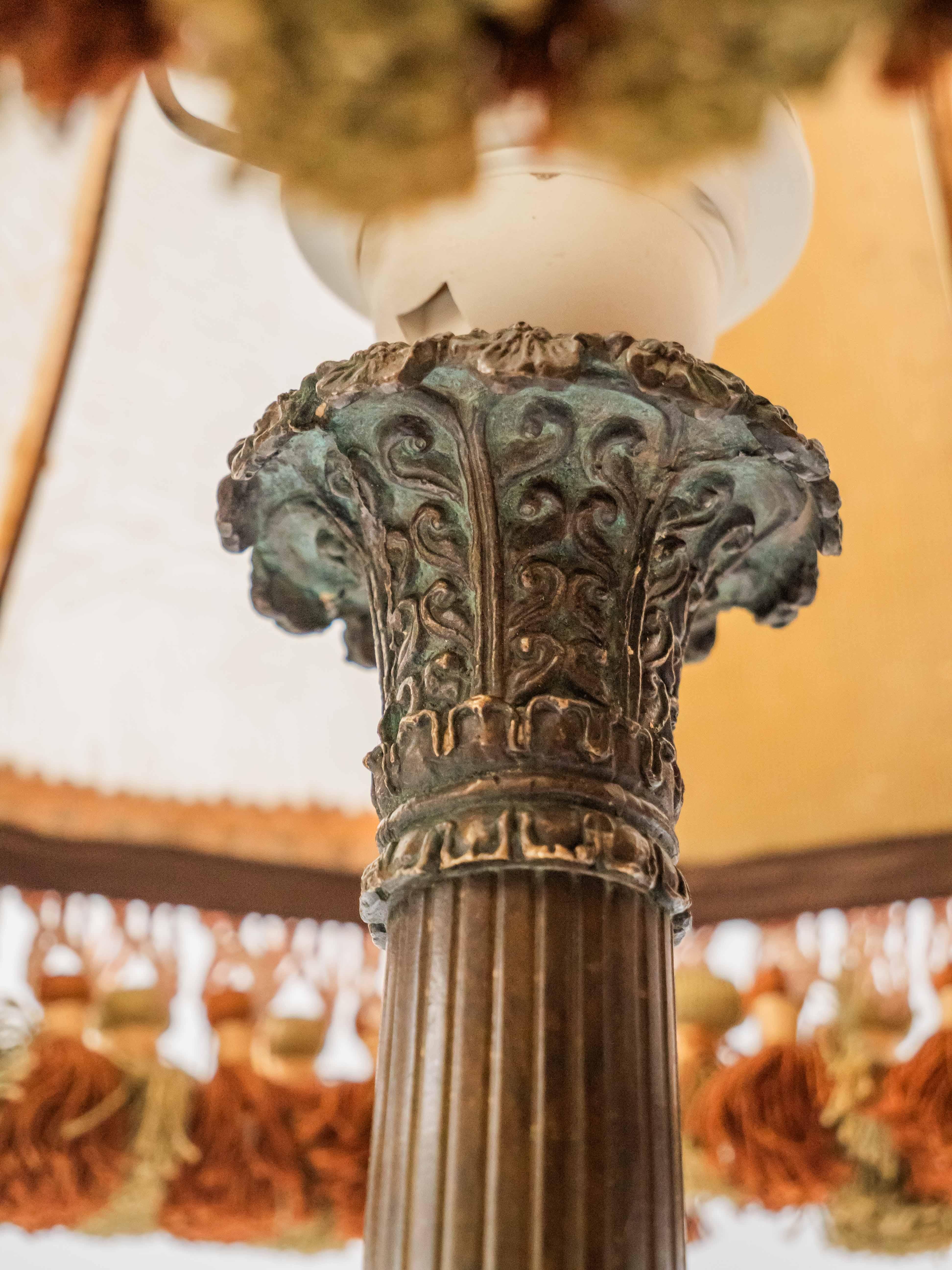 Antique lion paw lamp For Sale 1