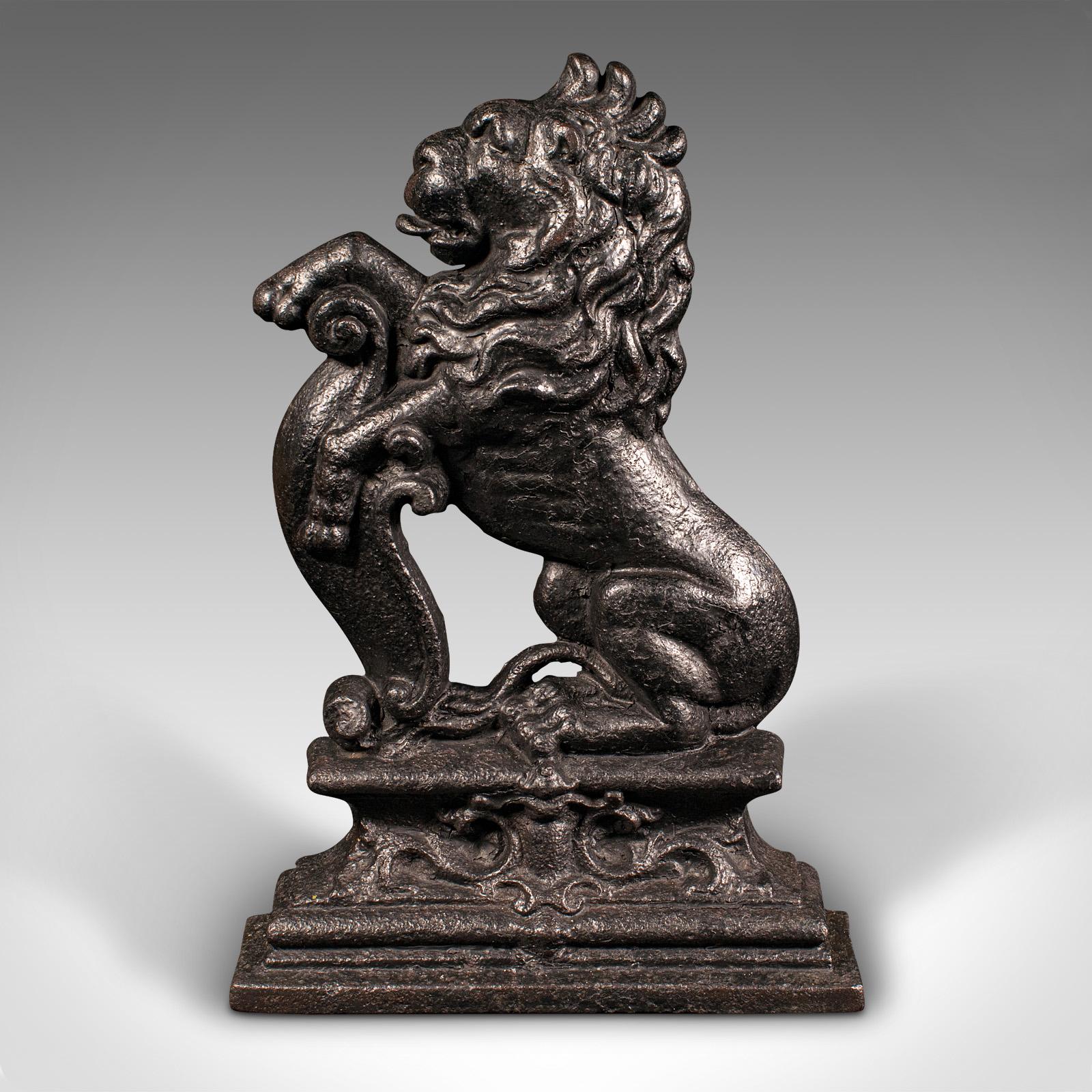 
Dies ist ein antiker Lion Rampant Türstopper. Ein englischer, gusseiserner, dekorativer, heraldischer Türwächter aus der späten viktorianischen Zeit, um 1880.

Robust und großzügig dimensioniert, mit ikonischer Löwenform
Zeigt eine wünschenswerte
