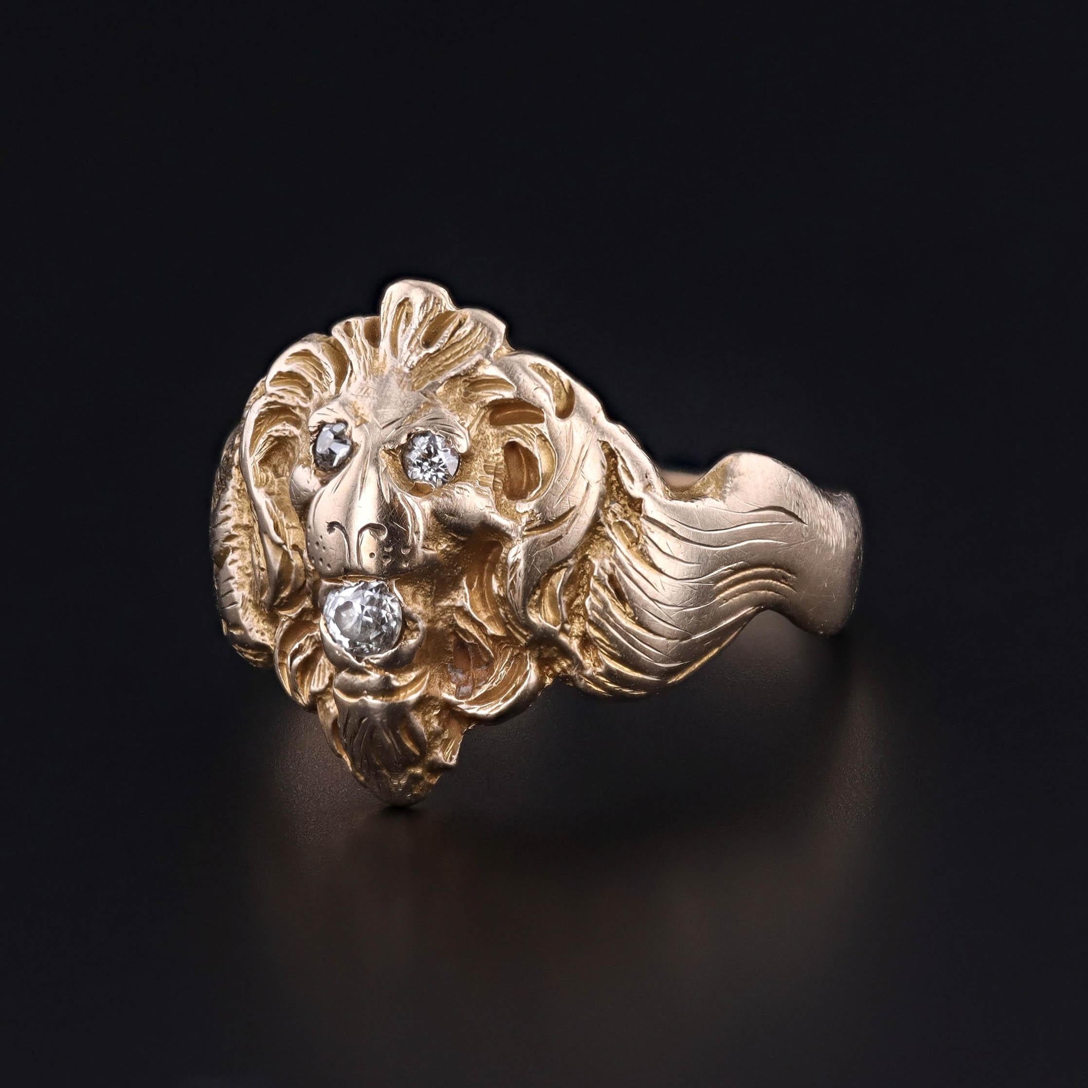 Ein antiker Ring aus der Jugendstilzeit mit einem Löwenkopf aus 14-karätigem Gold mit Diamantakzenten, datiert auf 1910.

Die Fläche des Rings misst von Norden nach Süden 0,6 Zoll und wiegt 5,92 Gramm. Es ist eine Größe 7,5, kann aber gegen einen
