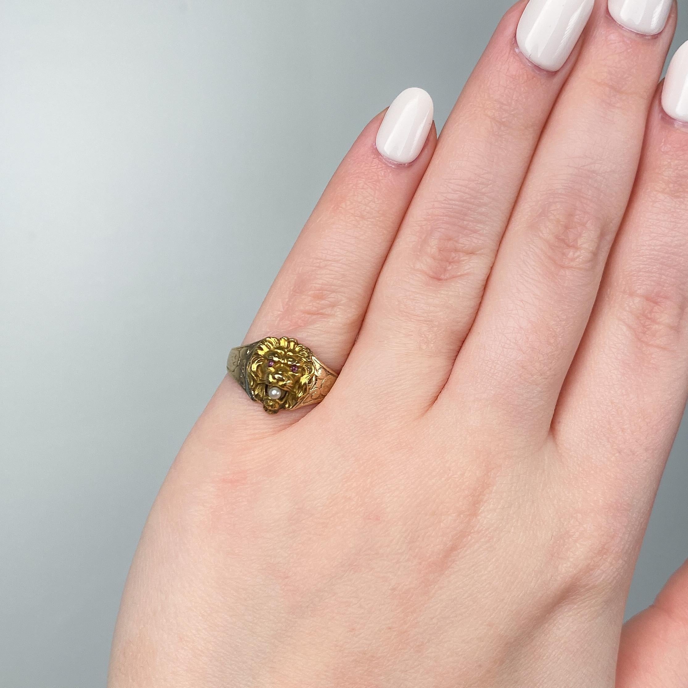 Antique Lion Ring of 14k Gold In Good Condition For Sale In Lewisburg, PA