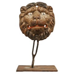 Ancienne tête de lion en polychrome et fonte sur Stand