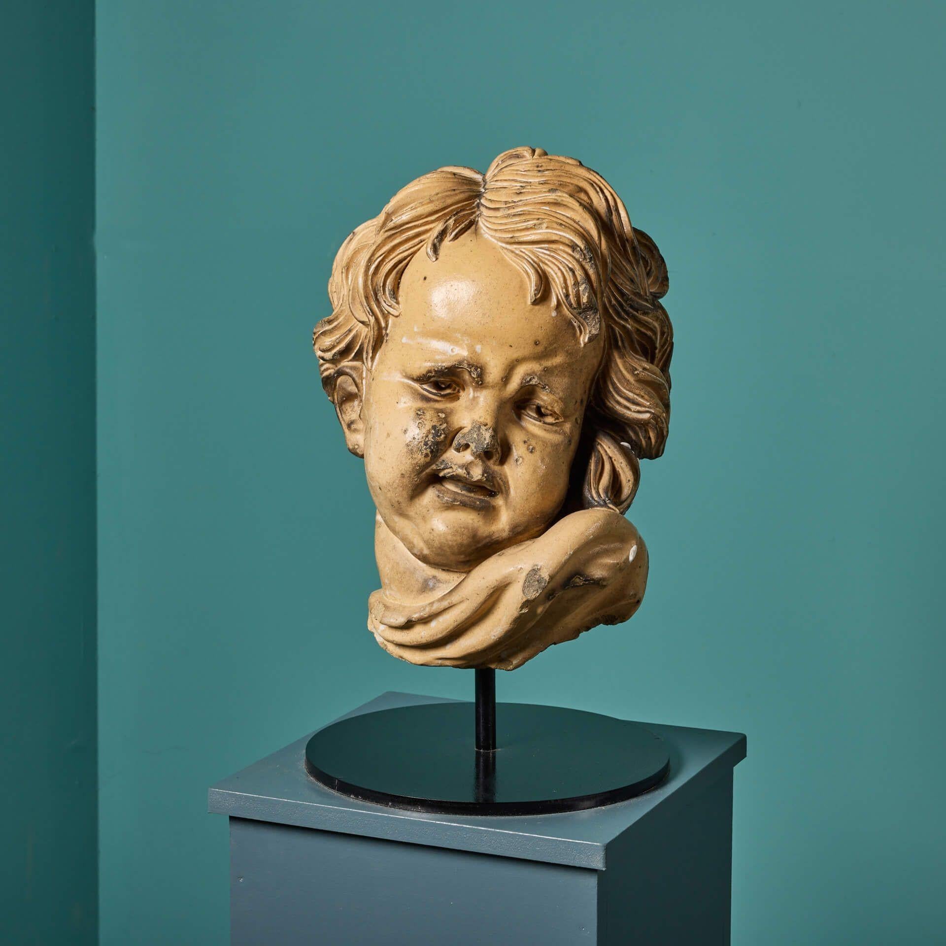 Antike Lipscombe & Co. Glasierter Buff-Terrakotta-Maske-Kopf aus Buff (Englisch) im Angebot