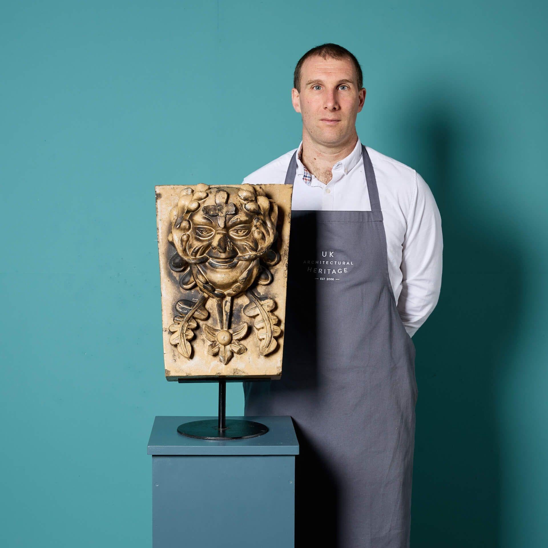 Un'antica chiave di volta in terracotta smaltata di Lipscombe & Co. raffigurante una maschera di Greene & Greene, recuperata da una casa privata inglese.

Questa rappresentazione del 19° secolo del personaggio mitologico Pagano è scolpita in rilievo