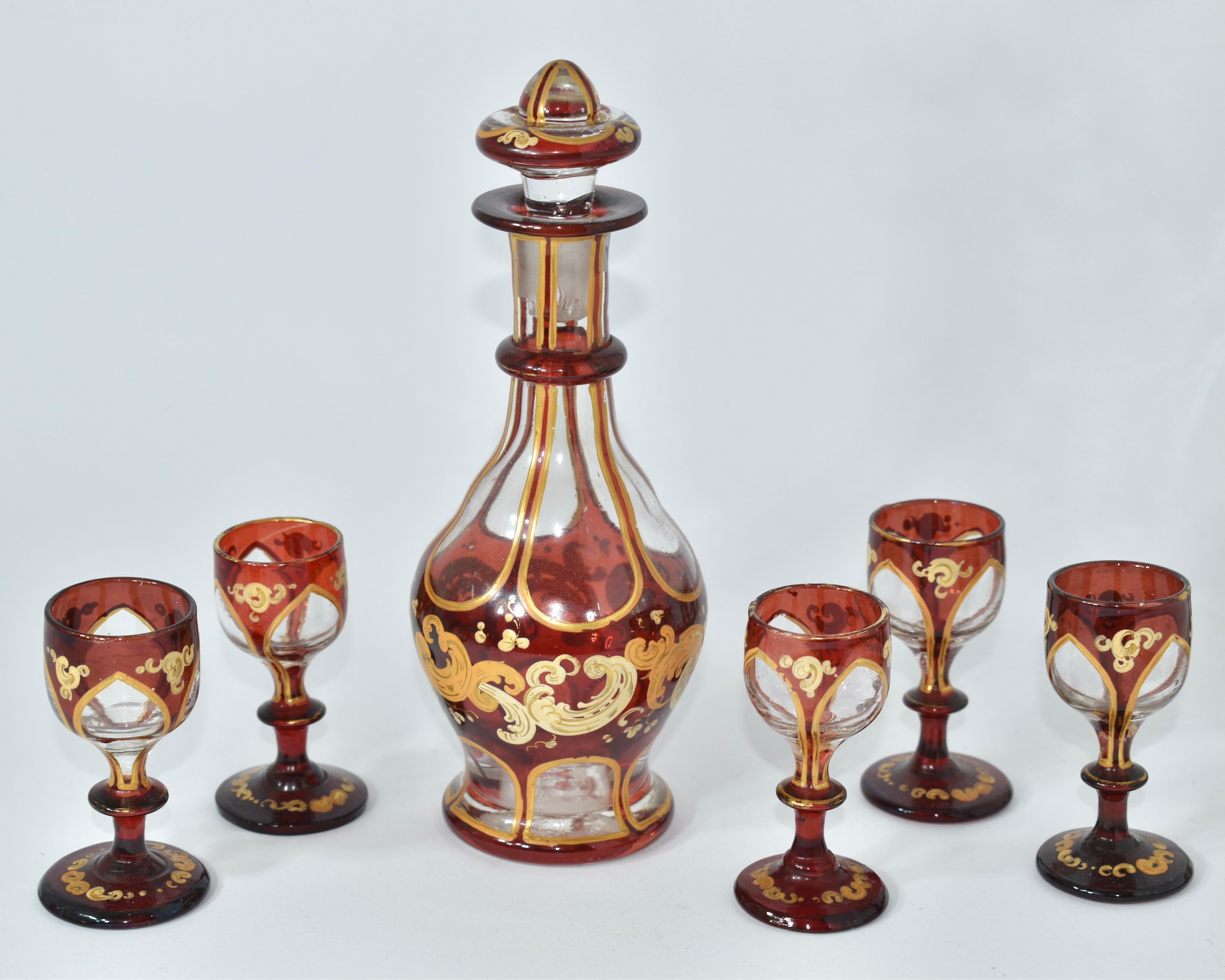 Service à liqueur antique, verre émaillé rouge rubis de Bohème, 19e siècle