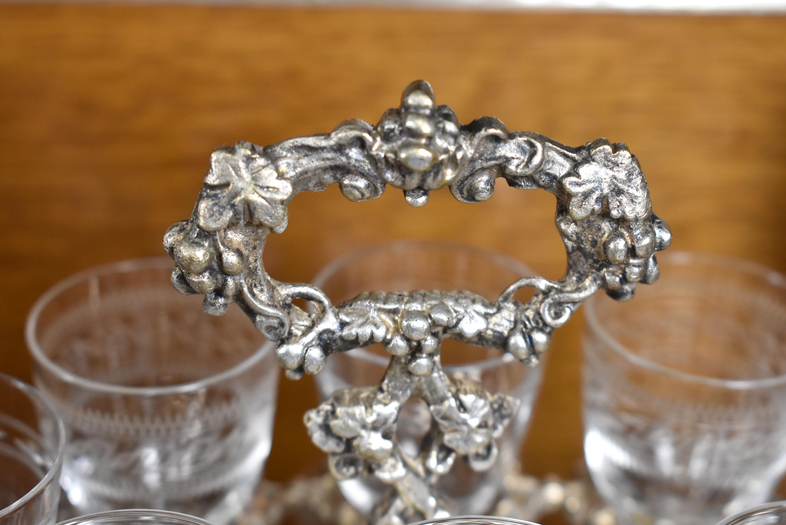 Antique Liquor Tantalus Box Oak With Guta Percha Images Cut Crystal Stemware im Angebot 7