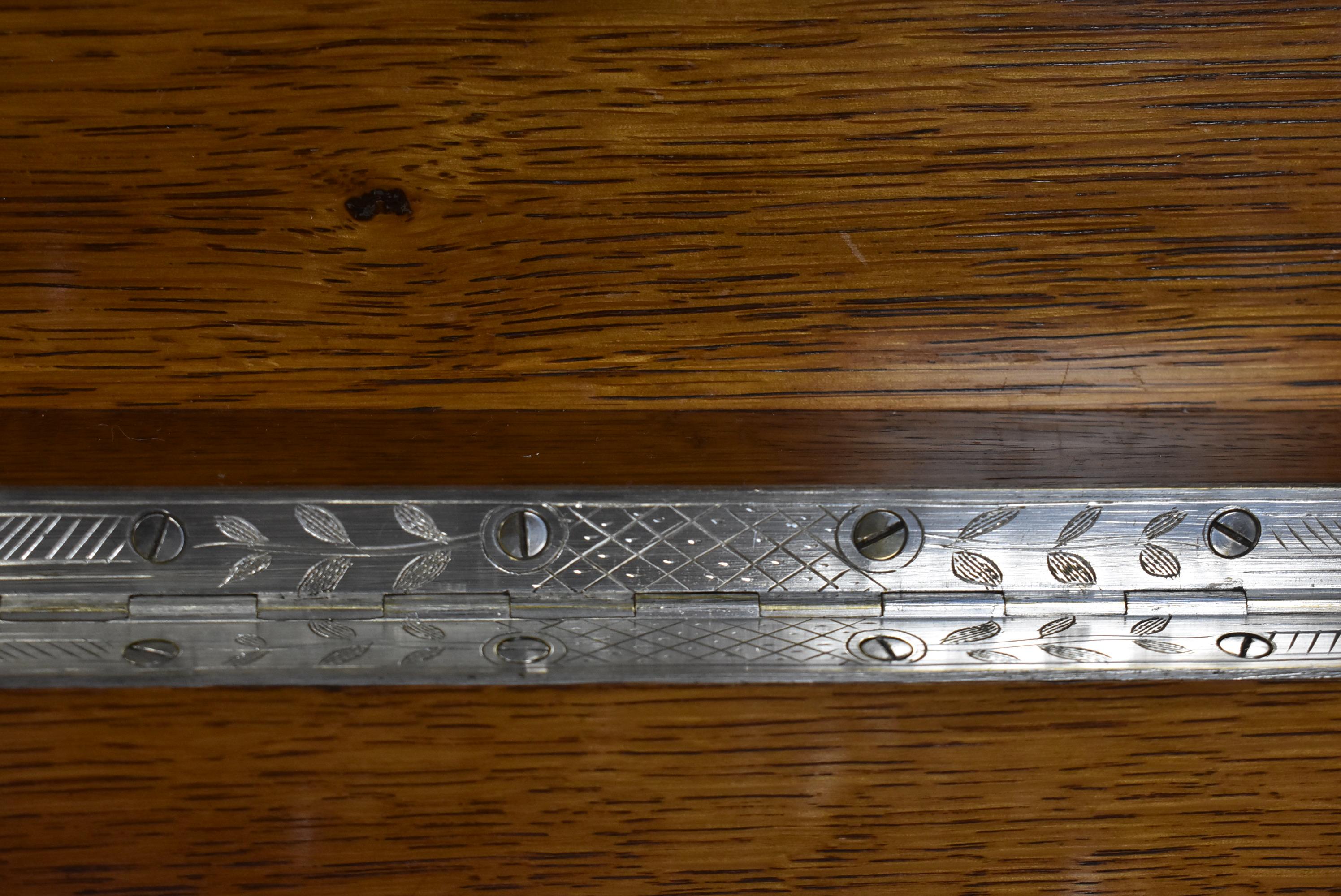 Antique Liquor Tantalus Box Oak With Guta Percha Images Cut Crystal Stemware im Angebot 8