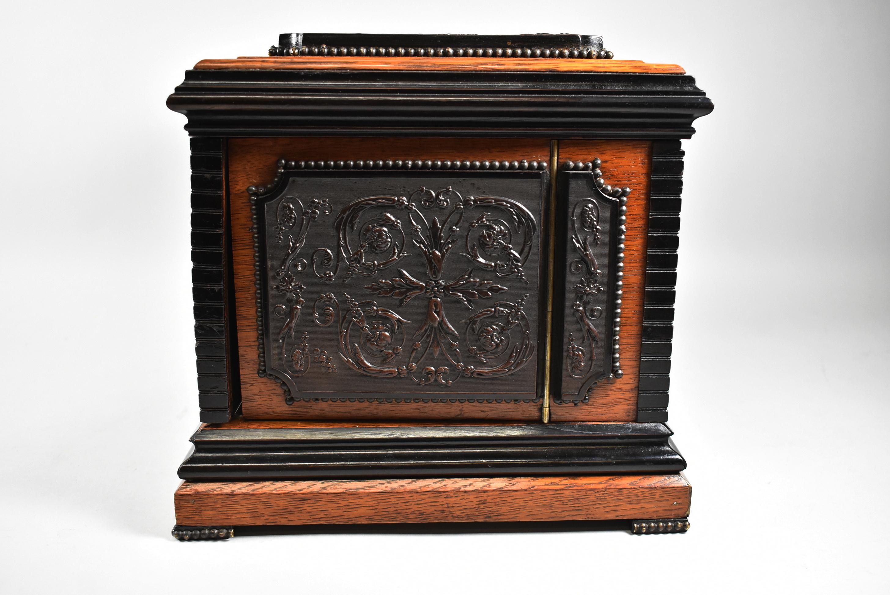 Antique Liquor Tantalus Box Oak With Guta Percha Images Cut Crystal Stemware im Angebot 2