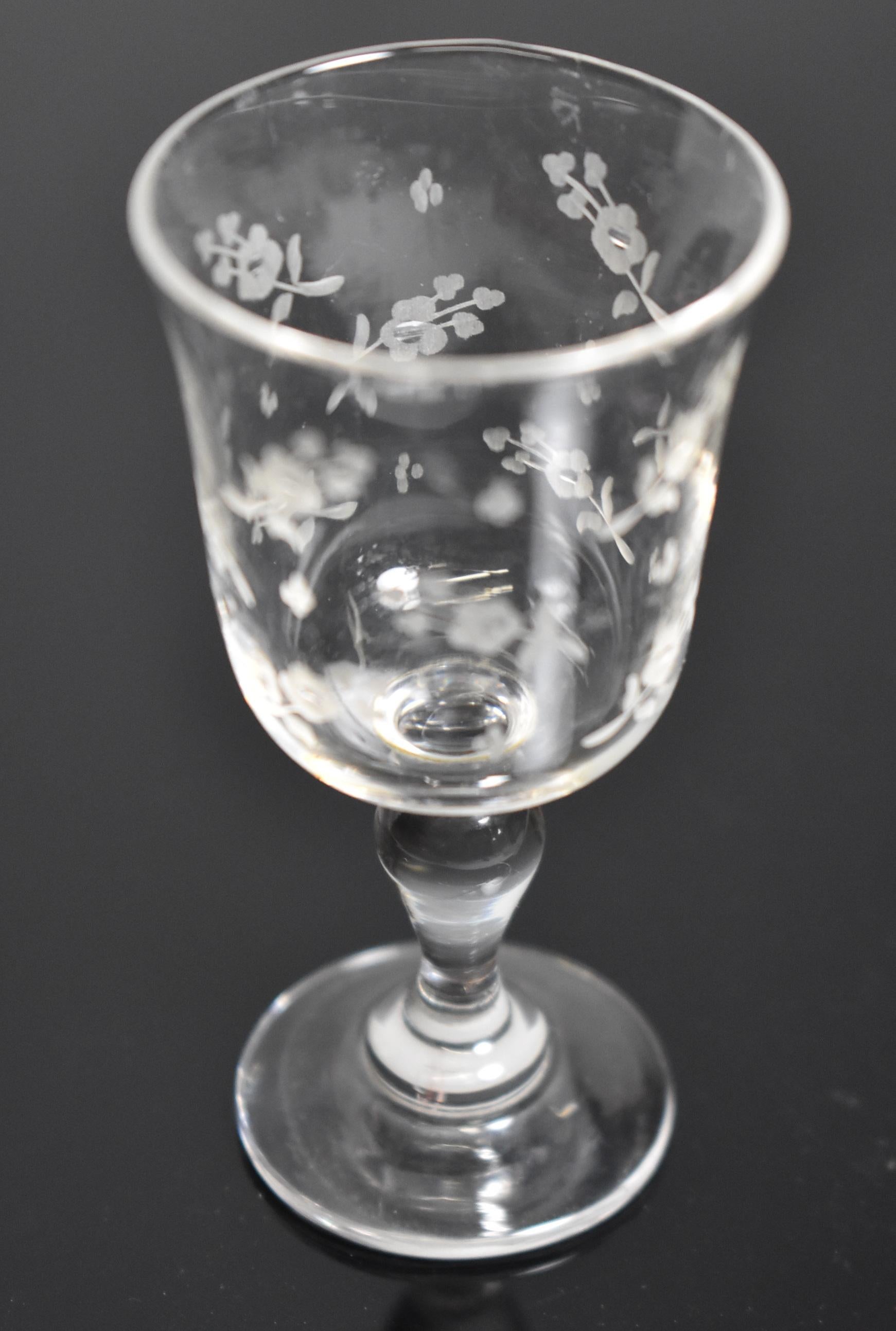 Antique Liquor Tantalus Box Oak With Guta Percha Images Cut Crystal Stemware im Angebot 3