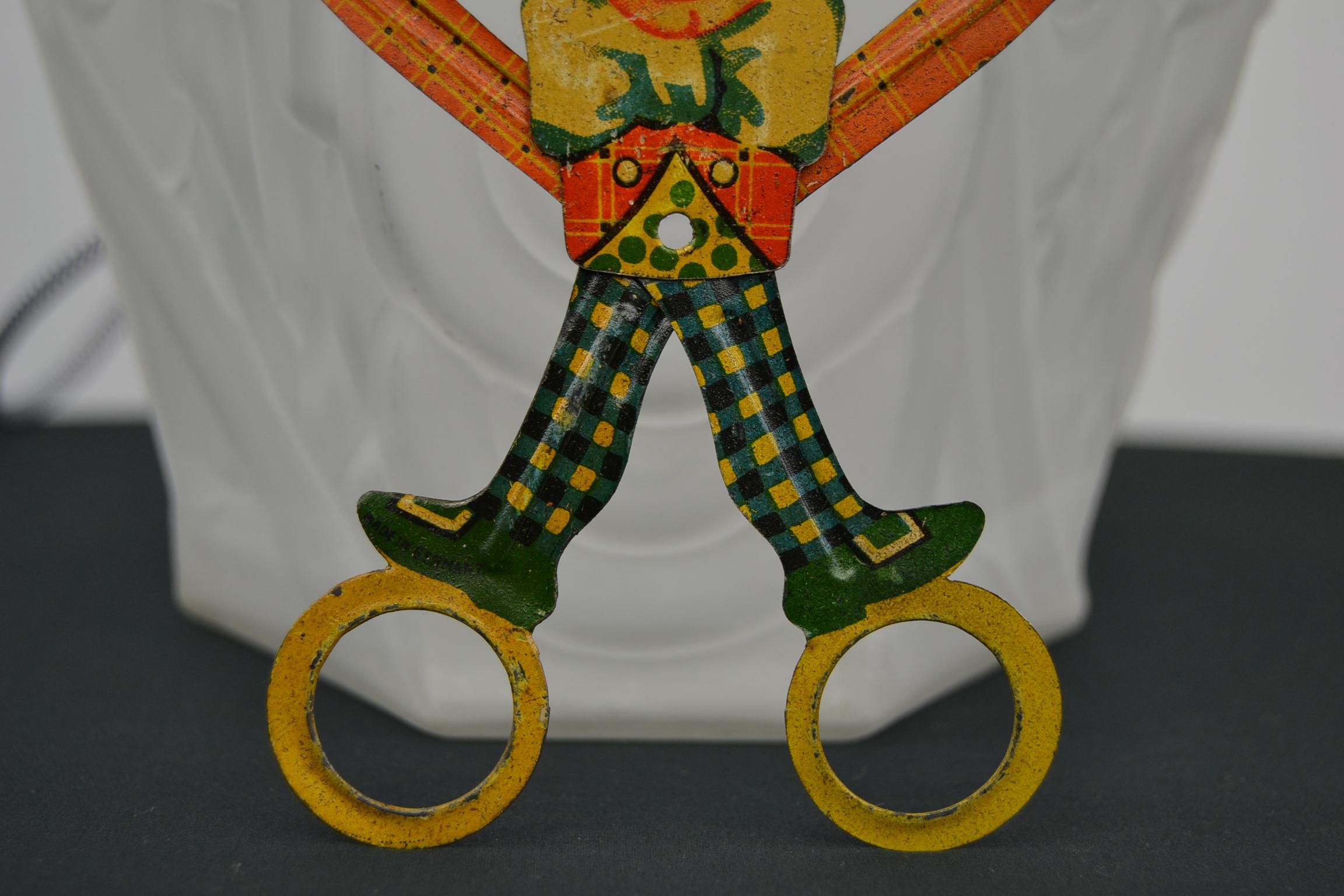 Antique Litho Tin Scissor Toy of Harold Lloyd by Distler Germany, 1920s In Good Condition For Sale In Antwerp, BE