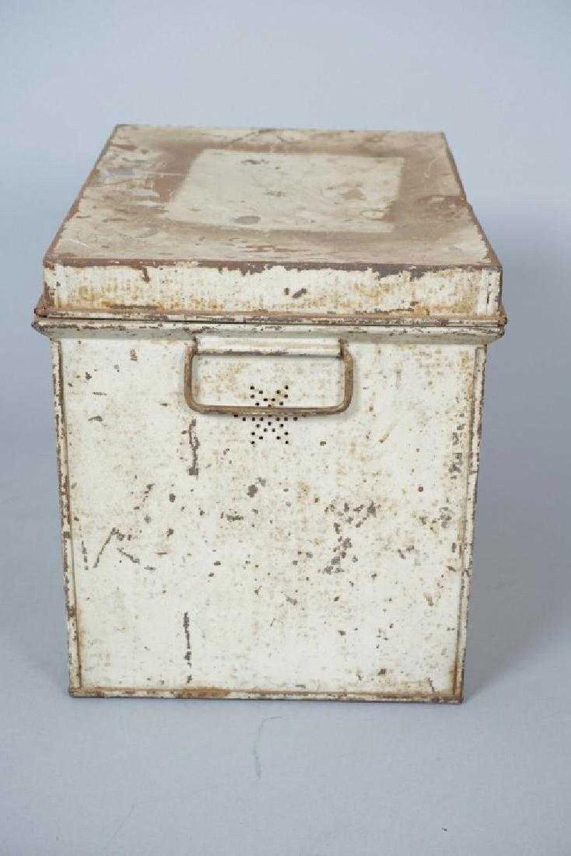 Antike lithographierte Zinn-Brotbox im Zustand „Starke Gebrauchsspuren“ in Sheffield, MA