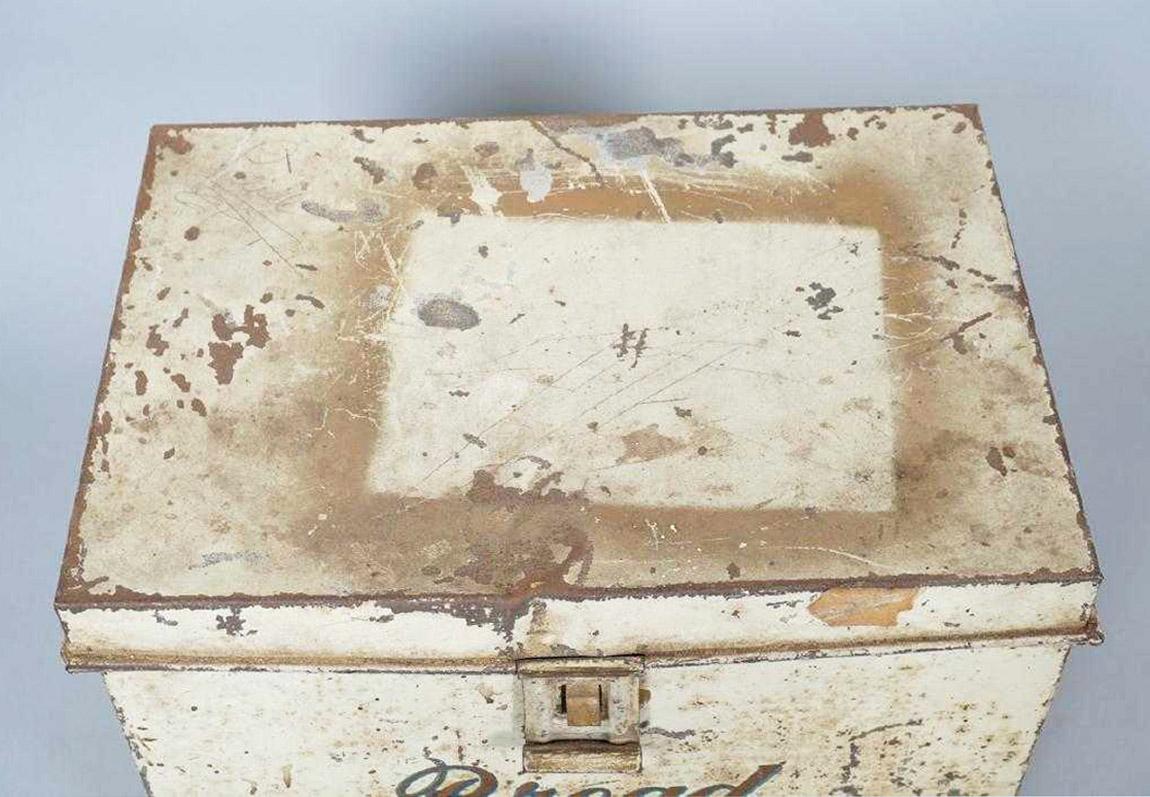 Antique Lithographed Tin Bread Box In Distressed Condition In Sheffield, MA