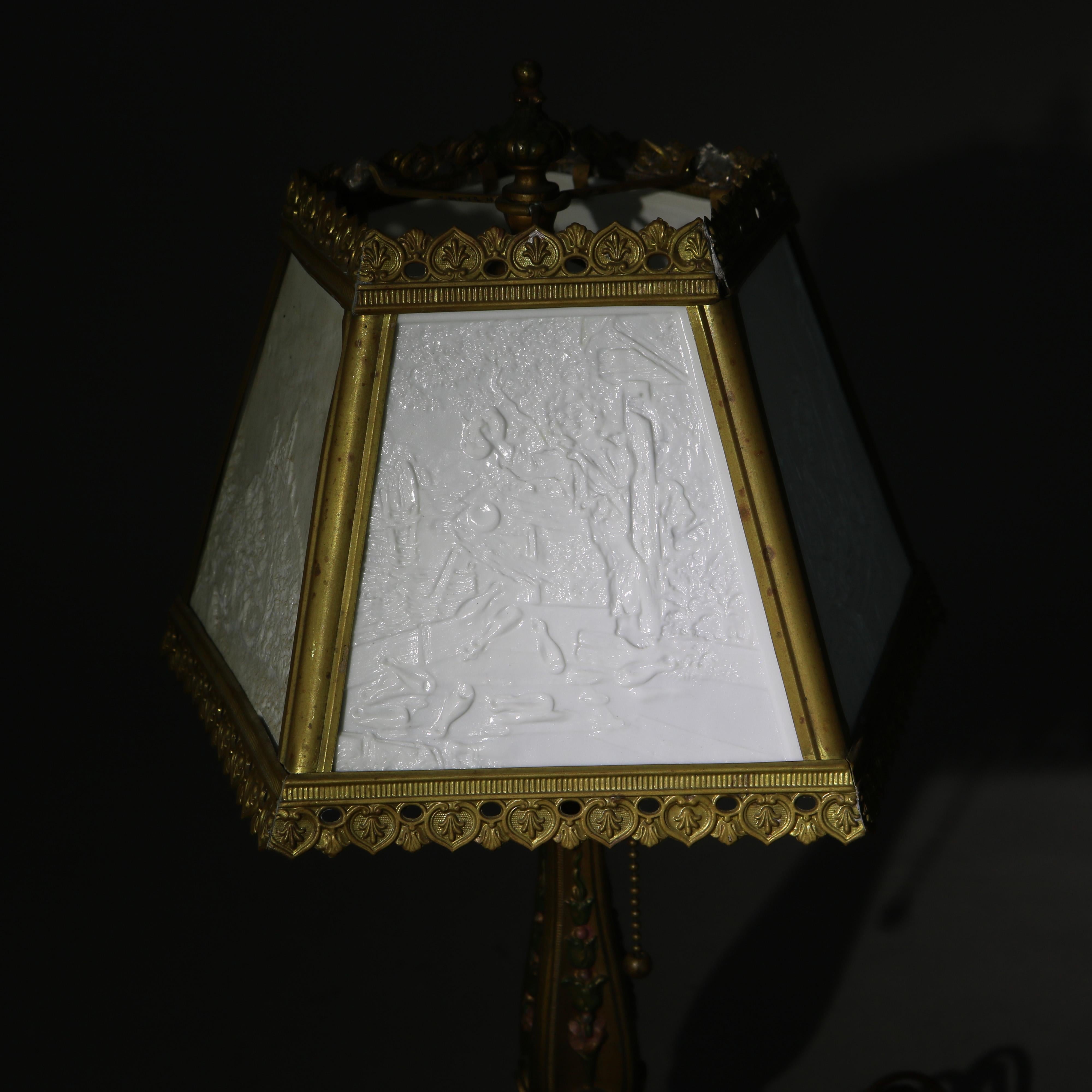 Verre Lampe de table antique Lithophane Arts & Crafts en verre embossé à 5 panneaux C1910 en vente