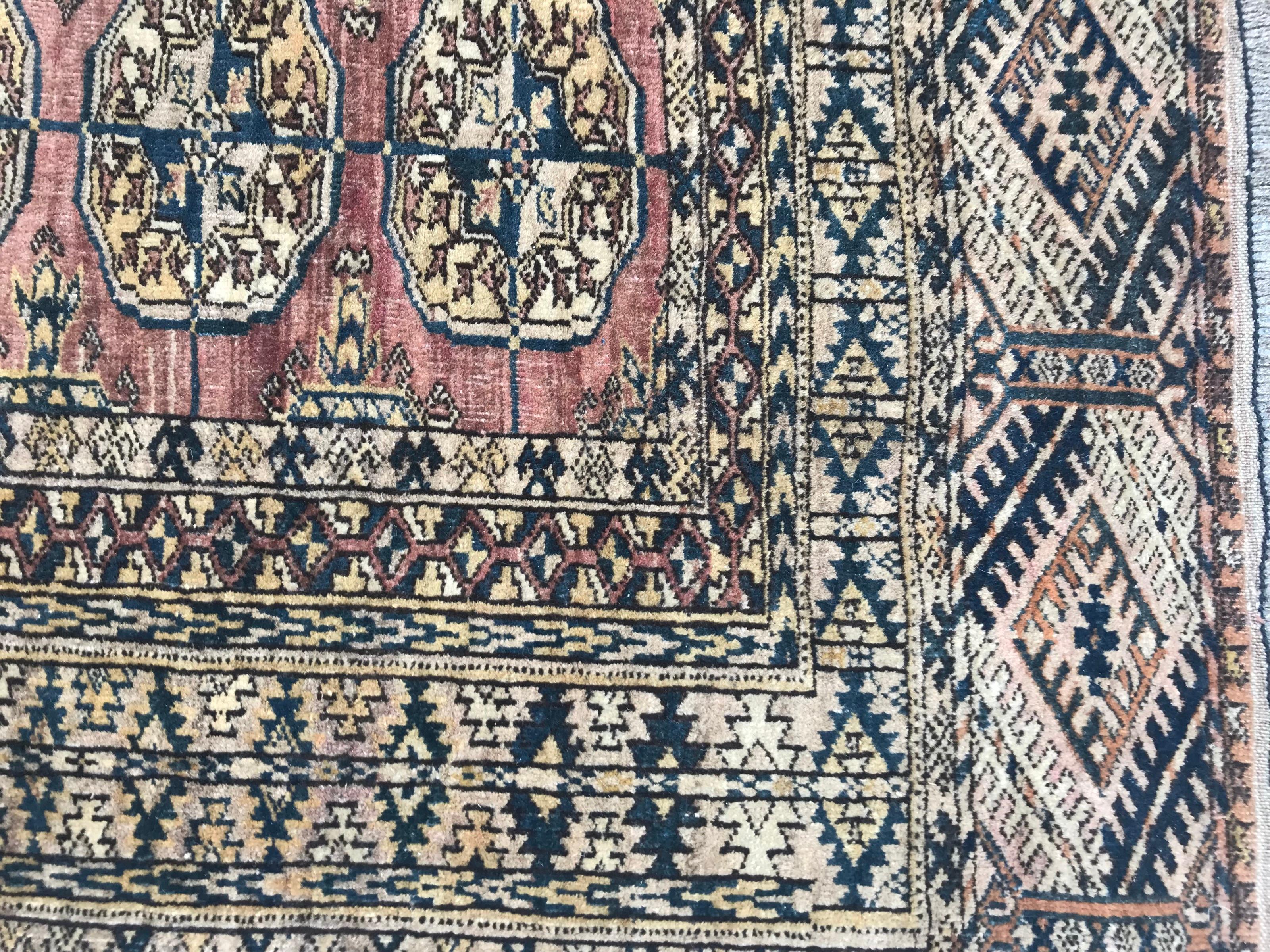 Schöner turkmenischer Teppich aus dem frühen 20. Jahrhundert mit schönem Boukhara-Muster und schönen Farben, vollständig handgeknüpft mit Wollsamt auf Wollfond.

✨✨✨

