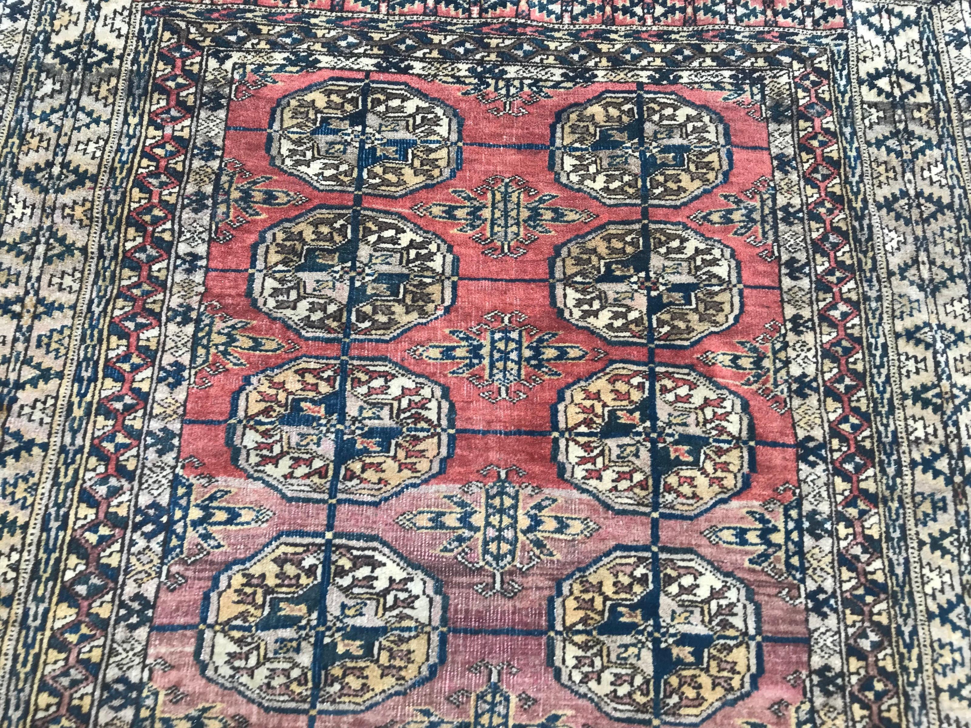 Antiker kleiner Turkmenischer Boukhara-Teppich im Zustand „Gut“ im Angebot in Saint Ouen, FR