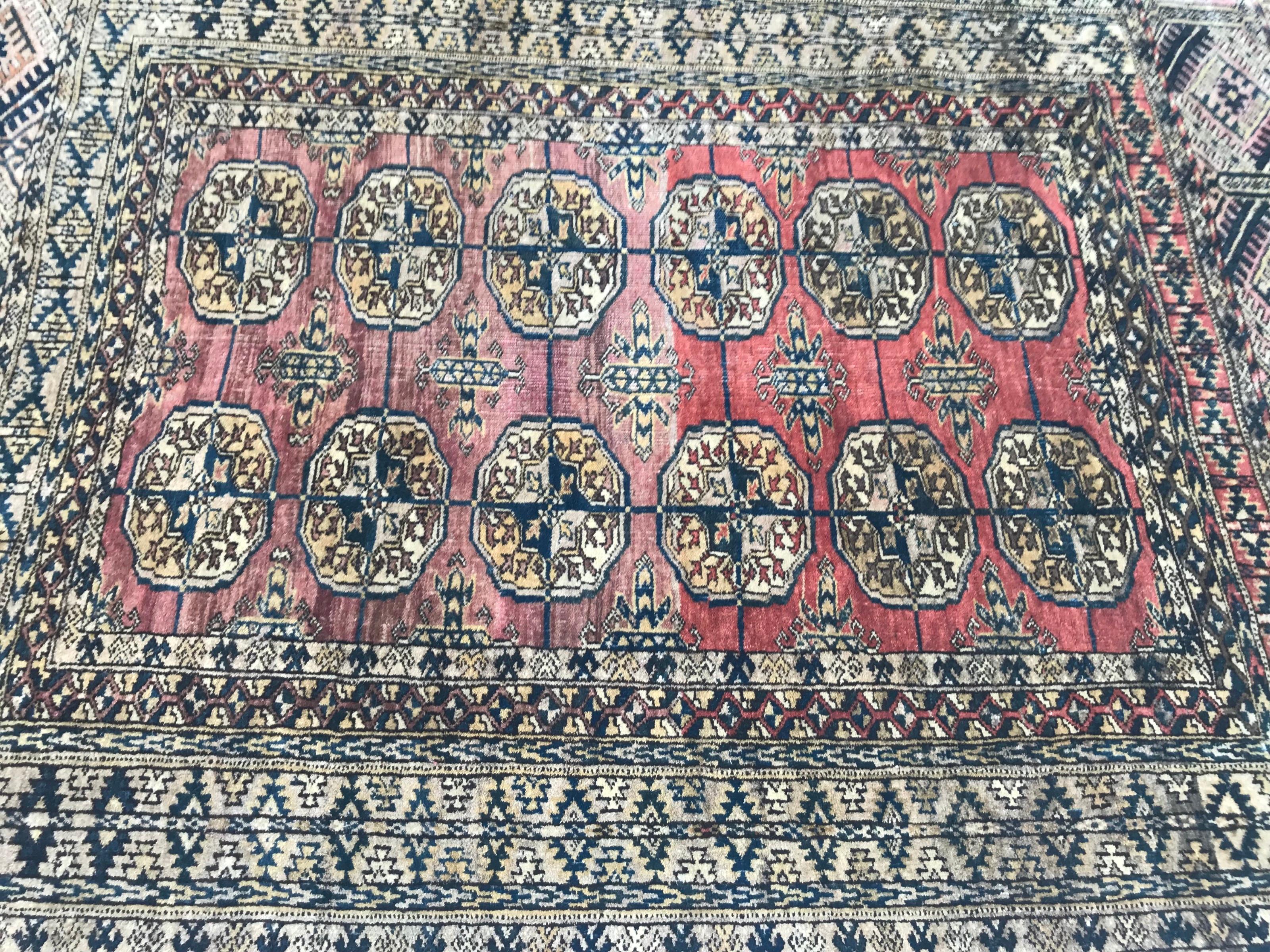 Antiker kleiner Turkmenischer Boukhara-Teppich (20. Jahrhundert) im Angebot