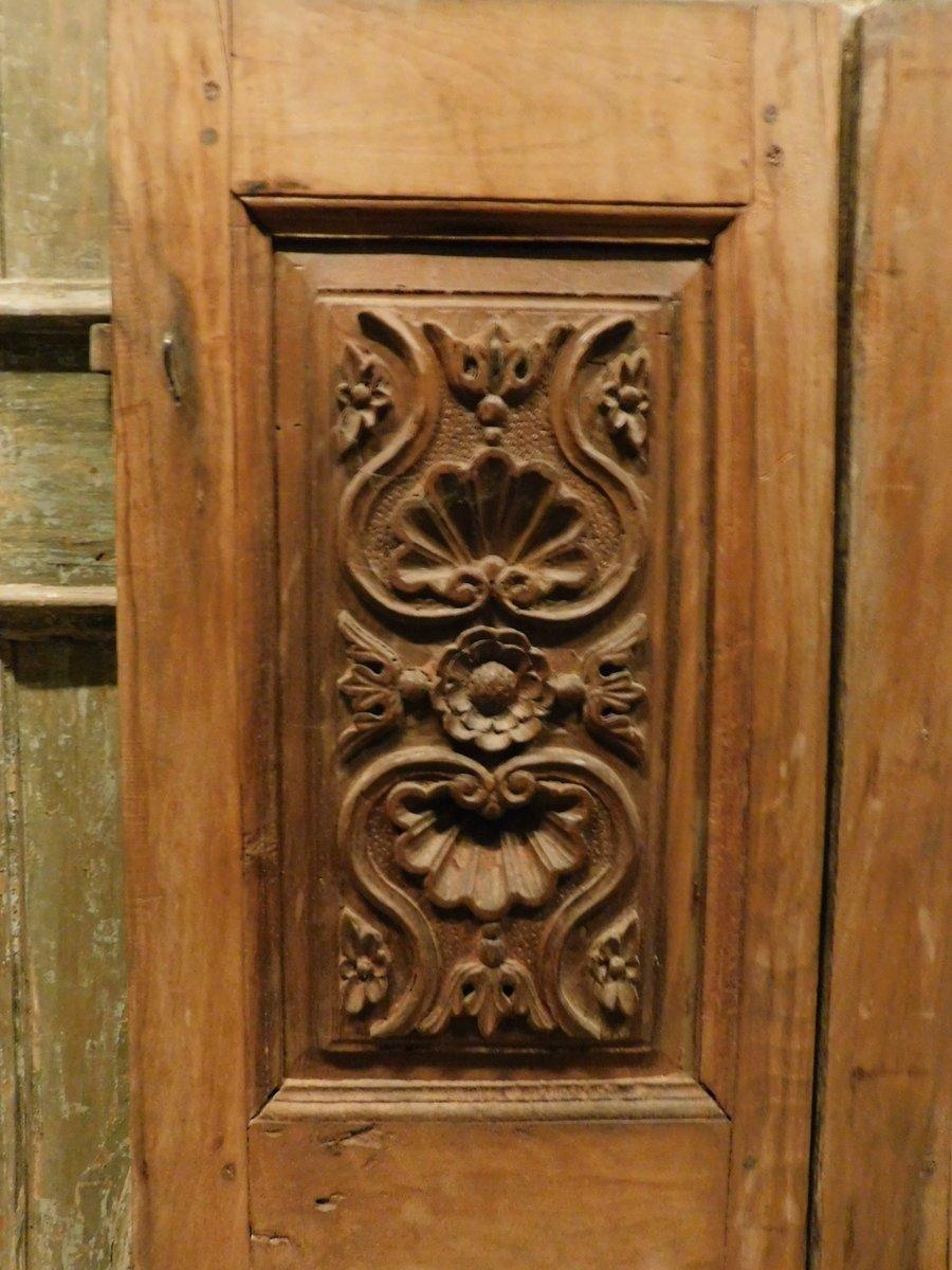 Antike kleine Doppeltüren aus Nussbaumholz, geschnitzte Paneele, 18. Jahrhundert, Italien (Italienisch) im Angebot
