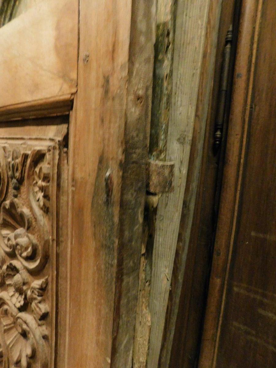 Antike kleine Doppeltüren aus Nussbaumholz, geschnitzte Paneele, 18. Jahrhundert, Italien (Handgeschnitzt) im Angebot