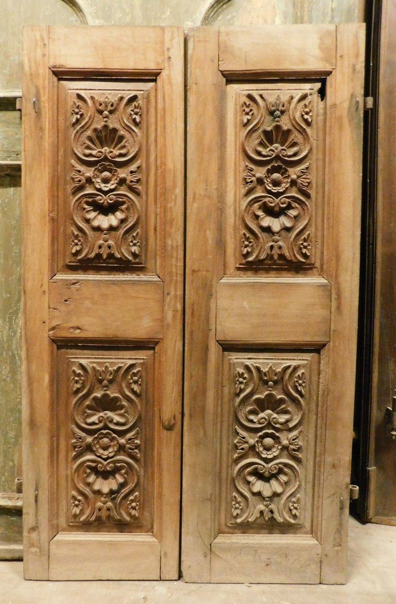 Antike kleine Doppeltüren aus Nussbaumholz, geschnitzte Paneele, 18. Jahrhundert, Italien im Zustand „Gut“ im Angebot in Cuneo, Italy (CN)